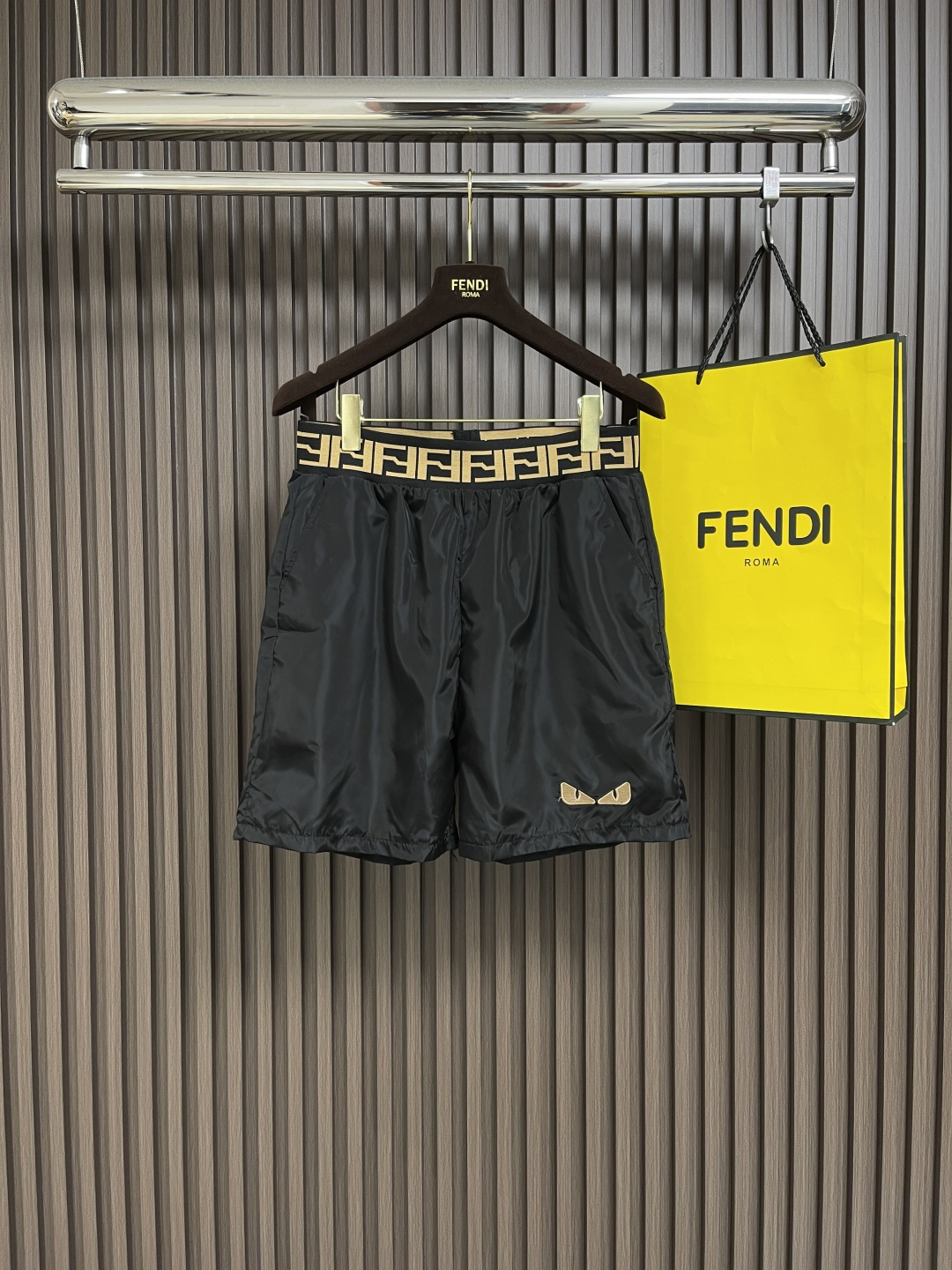 NO:155398,FENDI Mesh Bermuda Shorts, this shorts are made of customer-supplied fabrics, weighing 380 grams, lined mesh fabric inlay, embellished with the eyes of a little monster, and the details are full!  Sports fashion!  Size M-3XL, fendi, shorts, alexander wang19860909FENDI 网布百慕大短裤,本款短裤选用客供面料打造,380克重,内衬网眼面料嵌饰,以小怪兽眼睛点缀,细节拉满！运动时尚！尺码M-3XL,,fendi,shorts,alexander wang,Men's clothing