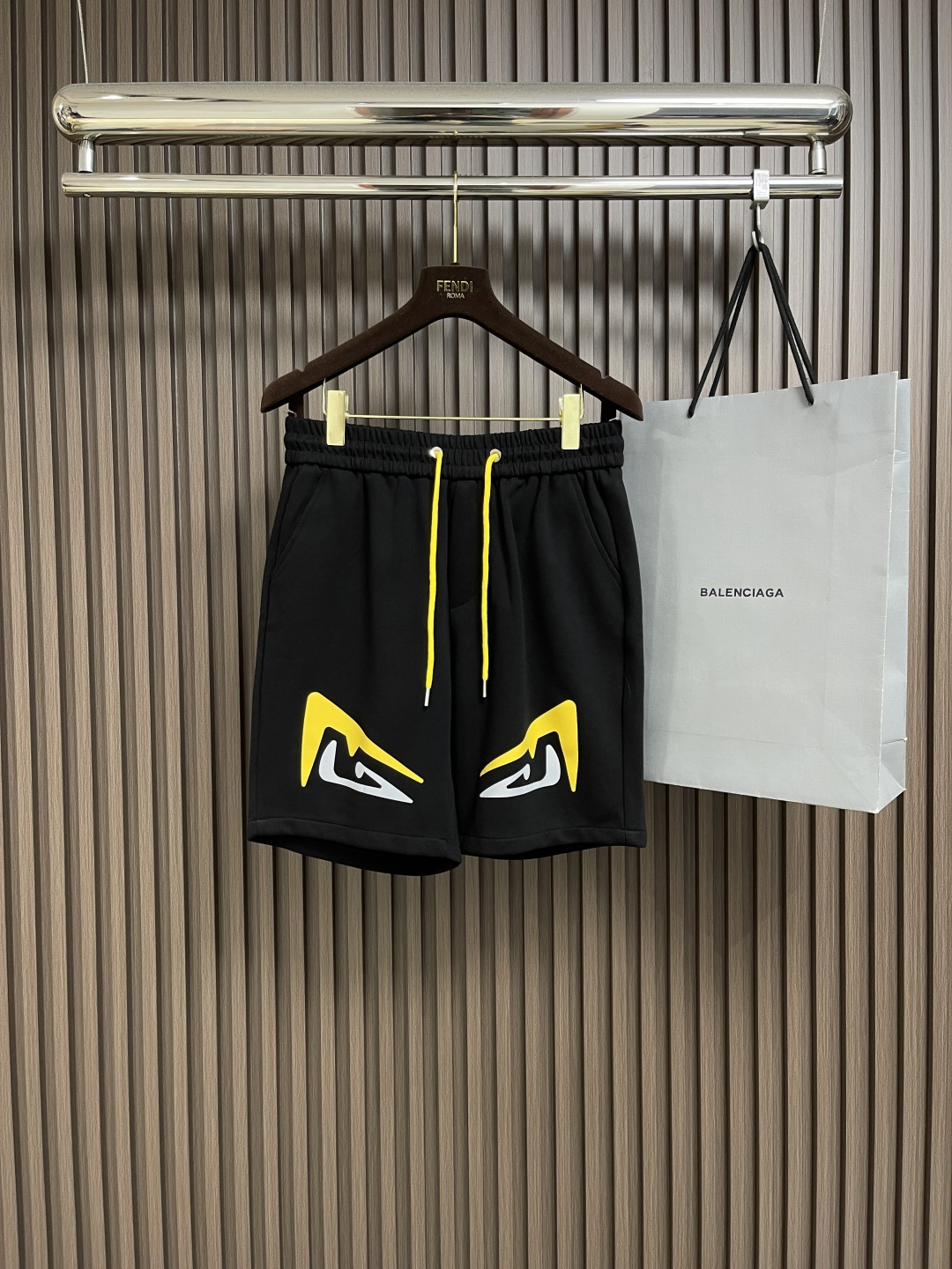 NO:155402,FENDI 2025SS new Bermuda shorts, this shorts are made of customer-supplied fabrics, weighing 380 grams, decorated with a small monster printed logo, full of details!  Sports fashion!  Size M-3XL, fendi, shorts, alexander wang19860909FENDI 2025SS新款百慕大短裤,本款短裤选用客供面料打造,380克重,饰以小怪兽印花标识,细节拉满！运动时尚！尺码M-3XL,,fendi,shorts,alexander wang,Men's clothing