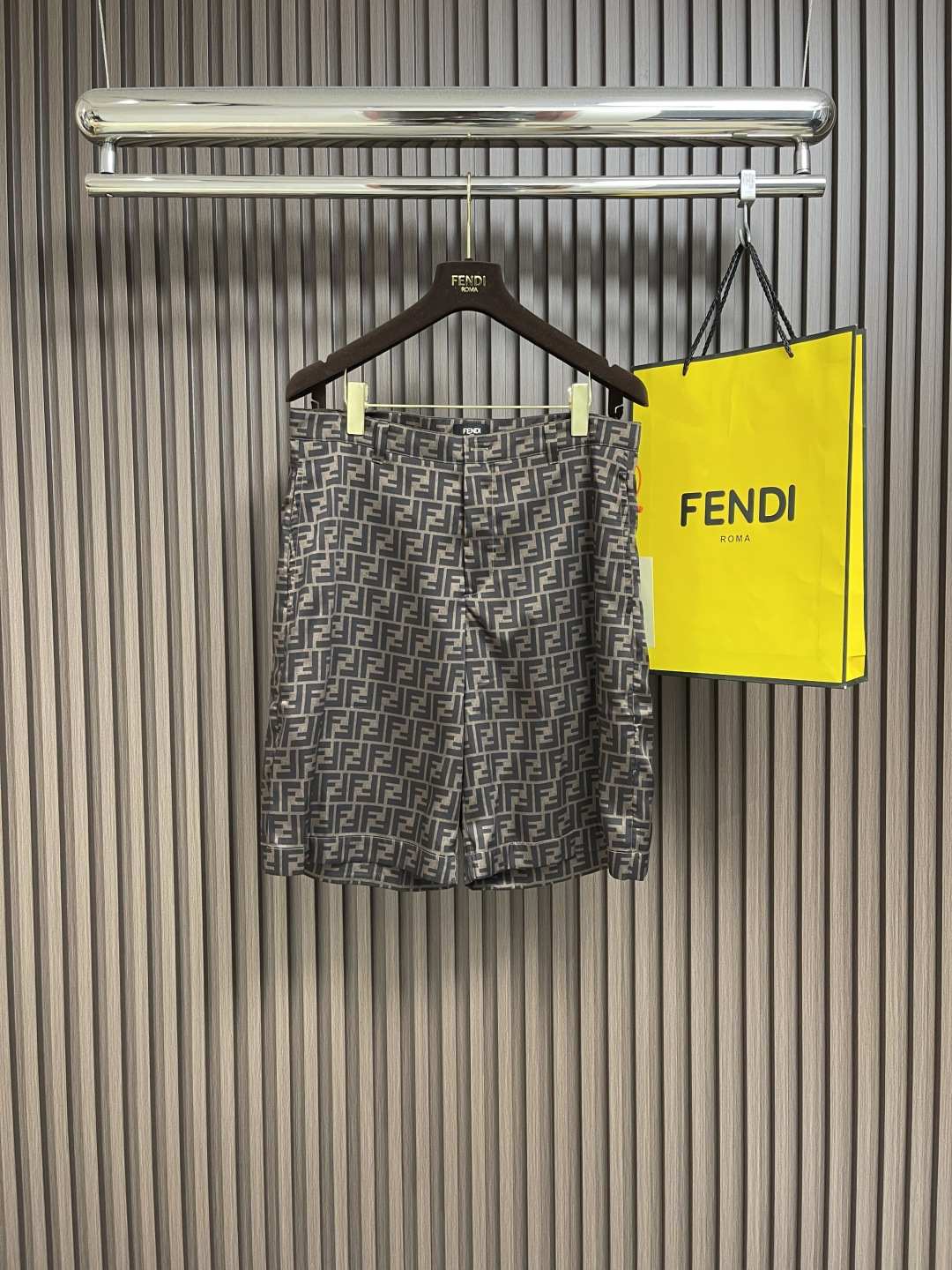 NO:155364,Top Shorts P Fendi Full-sleeved FF short-sleeved shirt and shorts set, custom-made Lycel fabric, decorated with FF letters, intertwined with shorts in a maze-like design, forming a flowing visual effect. Double F letter jacquard, by changing the interweaving method of yarn during the weaving process, forming a double F letter pattern, and reducing the color light through multiple fixed weaving and dyeing to ensure the accuracy of the pattern (a cylinder of fabric is priced at a price) infrared positioning cutting bed, accurate positioning of the material is achieved through infrared transmitters and infrared receivers, and the accuracy can reach the micron level, thus meeting the effect of FF positioning high-precision cutting. Shirt 38-39-40-41 S-XL Shorts 46-48-50-52 S-XL,,fendi,shorts,shirts,T-shirts,alexander wang19860909上衣 短裤P Fendi 全幅FF短袖衬衫短裤套装,定制莱赛尔天丝面料,饰以FF字母点缀全幅,以迷宫般的设计交织于短裤,形成流动的视觉效果.双F字母提花,通过在织布过程中改变纱线的交织方式,形成双F字母图案,通过多次定织定染还原色光,确保图案的精确度（一缸面料米起订 价格昂贵）红外线定位裁床,通过红外发射器和红外接收器来实现对材料的精准定位,精度可达到微米级别,从而满足FF对位高精度裁剪的效果. 衬衫38-39-40-41 S-XL 短裤46-48-50-52 S-XL,,fendi,shorts,shirts,T-shirt,alexander wang,Men's clothing
