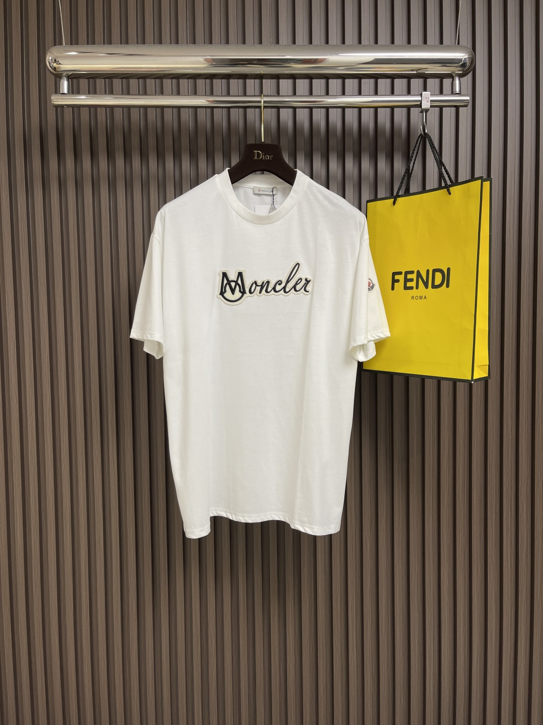 NO:155375,MONCLER logo patch short-sleeved T-shirt, the fabric is made of Xinjiang long velvet cotton 32 double-strand fabric 240 grams of double yarn, and is embroidered with Bailingda embroidery machine. The overall thread is straight and delicate, the fabric is comfortable and soft, and the color is consistent and no color difference. It can be matched with the same style to create a fashionable look, control various occasions, customize auxiliary materials, complete three standards, the same style for men and women!  Size S-M-L, christian louboutin, T-shirt,tees, t-shirt,alexander wang19860909MONCLER 标志贴布短袖T恤,面料采用新疆长绒棉32支双股面料240克双纱 采用百灵达刺绣机作业章仔绣花.整体走线平直细腻,面料舒适柔软,颜色一致无色差 能与同款搭配营造时尚造型,驾驭各种场合,定制辅料,三标齐全,男女同款！尺码S-M-L,,christian louboutin,T-shirt,tees，t-shirt,alexander wang,Men's clothing