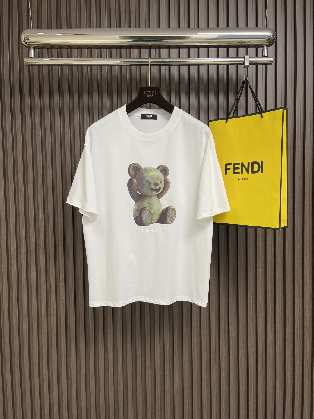 NO:152655,fendi 2025SS early spring cartoon printed short-sleeved T-shirt, customized bright velvet cotton, the overall wiring is straight and delicate, the fabric is comfortable and soft, the color is consistent and there is no color difference, it can be matched with the same style to create a fashionable look, control various occasions, customize auxiliary materials, complete three standards, the same style for men and women!  Size S-XXL, fendi, T-shirt,tees, t-shirt,alexander wang19860909fendi 2025SS早春卡通印花短袖T恤,定制璀璨丝绒棉,整体走线平直细腻 面料舒适柔软 颜色一致无色差 能与同款搭配营造时尚造型,驾驭各种场合,定制辅料,三标齐全,男女同款！尺码S-XXL,,fendi,T-shirt,tees，t-shirt,alexander wang,Men's clothing