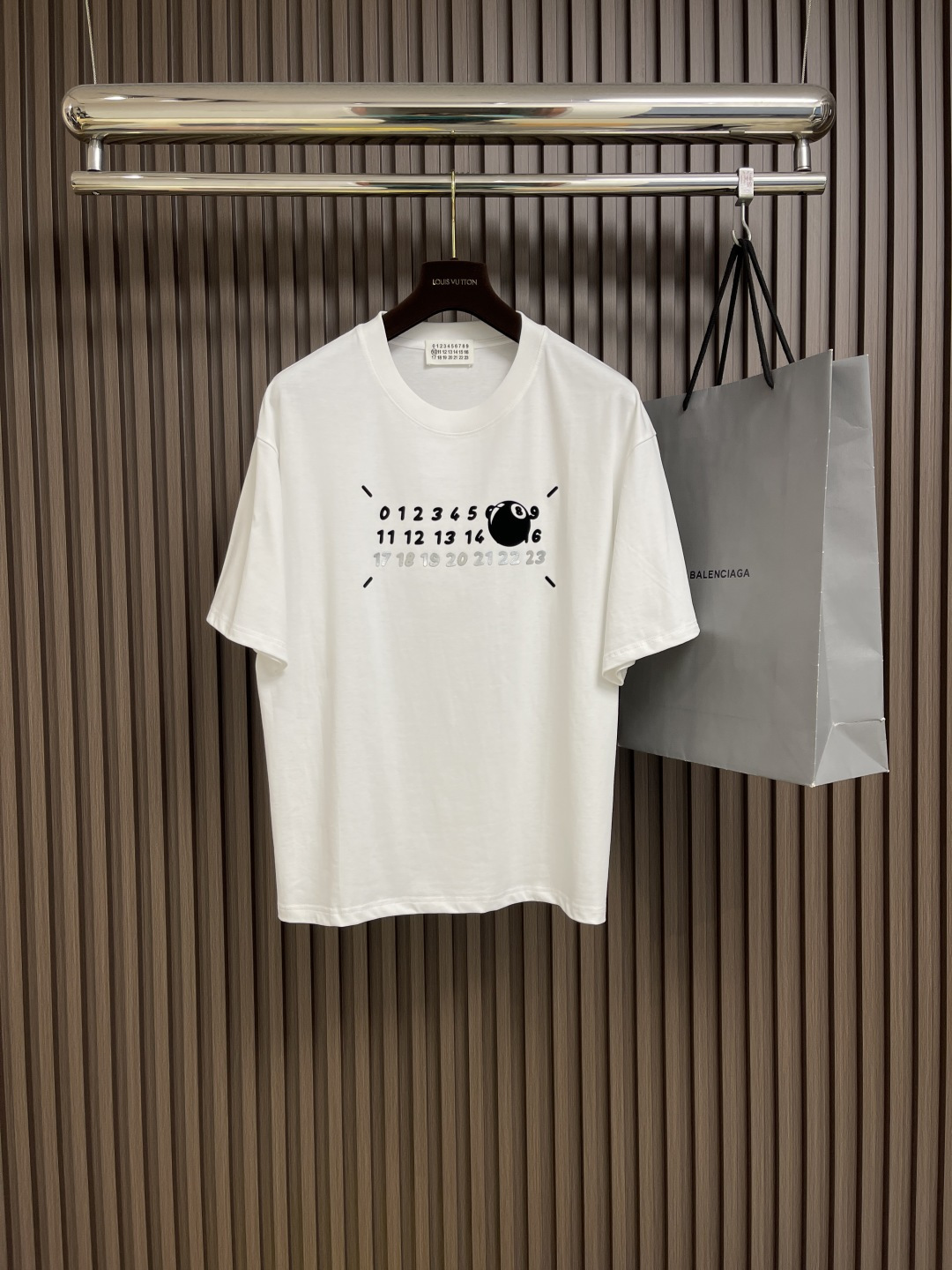 NO:152679,maison magiel MM6 2025SS spring and summer new short-sleeved T-shirt, customized exclusive wash-water pure cotton fabric, chest printed logo design!  Simple and generous, calm and versatile, extremely high-end, perfectly integrated with fashion and style, a top fashionable style that perfectly suits the outside wear!  The overall feeling is natural!  The ultimate classic and versatile style, customized original cotton fabric!  The ultimate perfection of heavy industry. Size S-XXL,,masion margiela,masion margiela,T-shirt,tees,t-shirt,alexander wang19860909maison margiel MM6 马吉拉 2025SS春夏新款短袖T恤,定制专属洗水纯棉面料,胸前印花logo设计！简约大方,从容百搭,档次极高,完美融入时尚还有风情感一款完美符合外穿的顶尖时髦气质款！整体给人浑然天成的感觉！极致经典的百搭型,定制原版纯棉面料！极致的重工极致的完美 .尺码S-XXL,,masion margiela,masion margiela,T-shirt,tees，t-shirt,alexander wang,Men's clothing