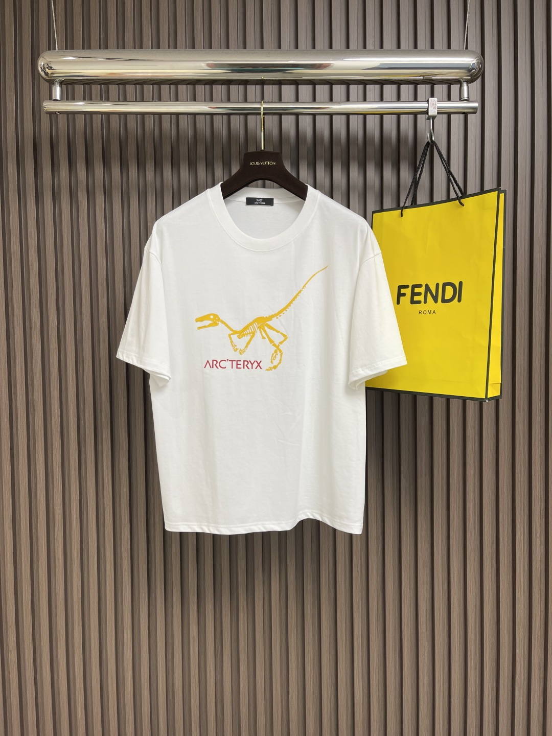 NO:152659,Arcteryx logo printed round neck loose American retro short-sleeved T-shirt. The fabric is made of 40 260g double yarn fabric. The upper body is stylish and the texture is invincible. It is definitely a short-sleeved T-shirt with extremely high cost performance. It is comfortable and breathable, medium thickness. Excellent stretchability, washing resistance, three-dimensionality, simple and handsome, and does not choose the styles worn by people of the age group. Whoever wears them is more handsome, and the original skills are smooth. Size S-XXL, arc'teryx, T-shirt,tees, t-shirt, alexander wang19860909Arcteryx 始祖鸟 logo印花圆领宽松美式复古短袖t恤 面料采用40支260g双纱面料,上身有型,质感无敌,绝对属于性价比极高的一款短袖t恤,舒适透气厚度中等 优良的伸缩性,耐洗性,立体感十足,版型简洁帅气,不挑年龄段人穿的款式、谁穿谁好帅气,原厂技艺流畅.尺码S-XXL,arc'teryx,T-shirt,tees，t-shirt,alexander wang,Men's clothing