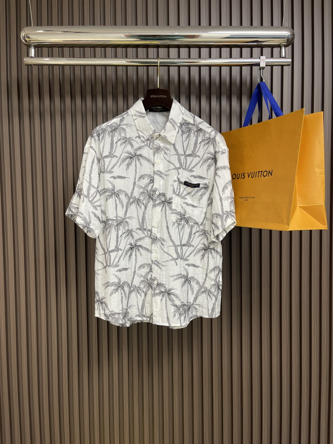 NO:155345,LV ss Spring and Summer new simple plain textured summer short-sleeved shirt, using rich textured damoflage jacquard fabric to create casual tailoring, highlighting modern style with open collar design. It can easily integrate into the trendy style of the spring and summer show, and can also interpret the elegant style with the same style. Size M-XXL,,louis vuitton,shirts,T-shirt,alexander wang19860909LV ss春夏新款简素纹理夏日短袖衬衫,采用纹理丰富的 damoflage 提花面料塑造休闲剪裁,以开领设计彰显摩登格调.可轻松融入 春夏秀场的潮流造型,亦可与同款共同演绎闲雅风尚.尺码M-XXL,,louis vuitton,shirts,T-shirt,alexander wang,Men's clothing