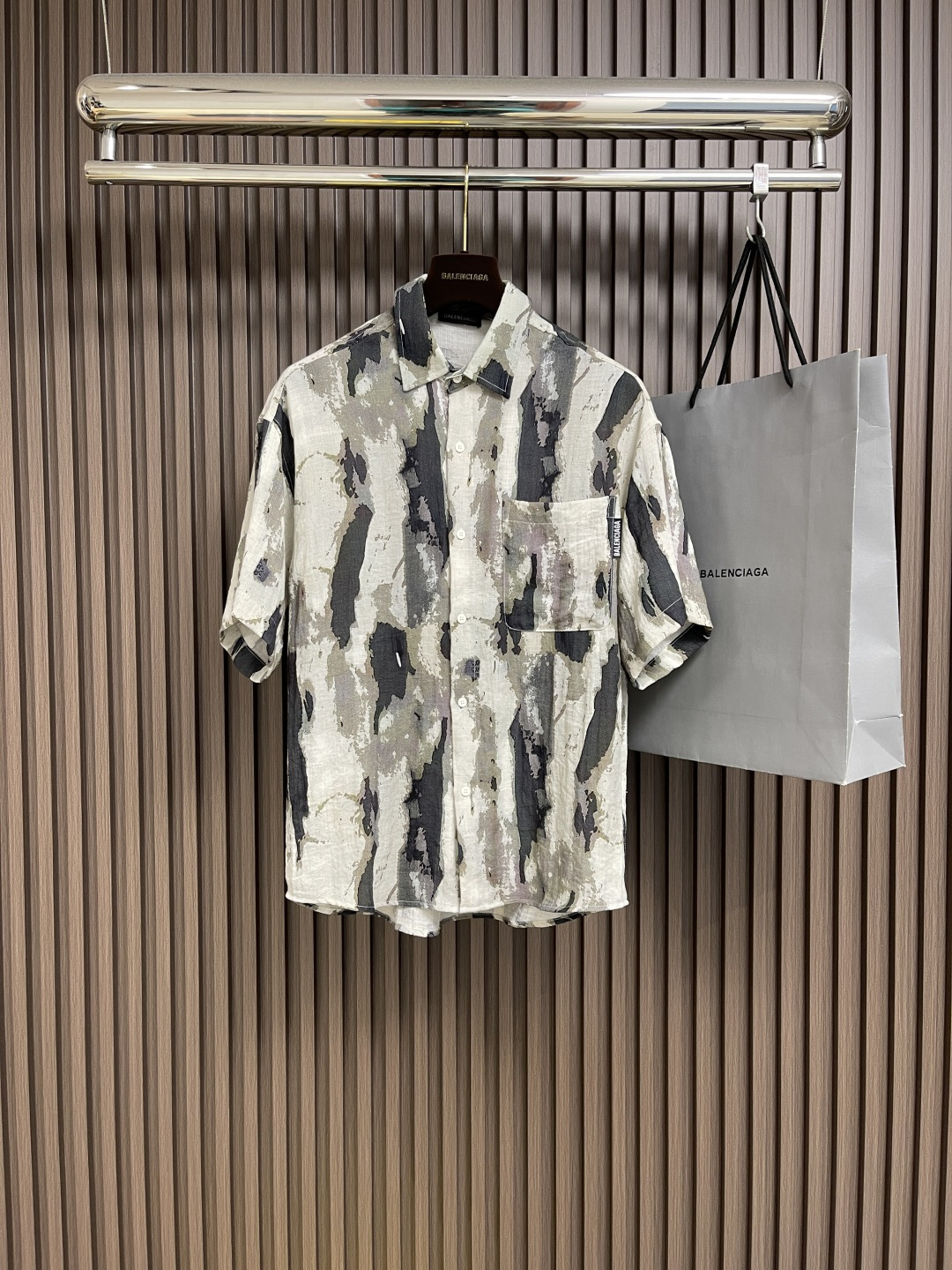 NO:155352,BALENCIAGA SS's new short-sleeved shirt is so fashionable and simple, bringing out a free and relaxed style, showing a new style, subverting the inherent routine, and a variety of exquisite craftsmanship complement each other, innovation complements tradition, and outlines a vibrant and balanced gentlemanly style. Size M-XXL, balenciaga,shirts, T-shirt, alexander wang19860909BALENCIAGA SS新款短袖衬衫,时尚如此简单,掀起洒脱、放松的自由之风,展现全新风采,颠覆固有常规,多种精妙工艺相辅相成,创新与传统相得益彰,勾勒充满活力又不失平衡的绅士格调.尺码M-XXL,,balenciaga,shirts,T-shirt,alexander wang,Men's clothing