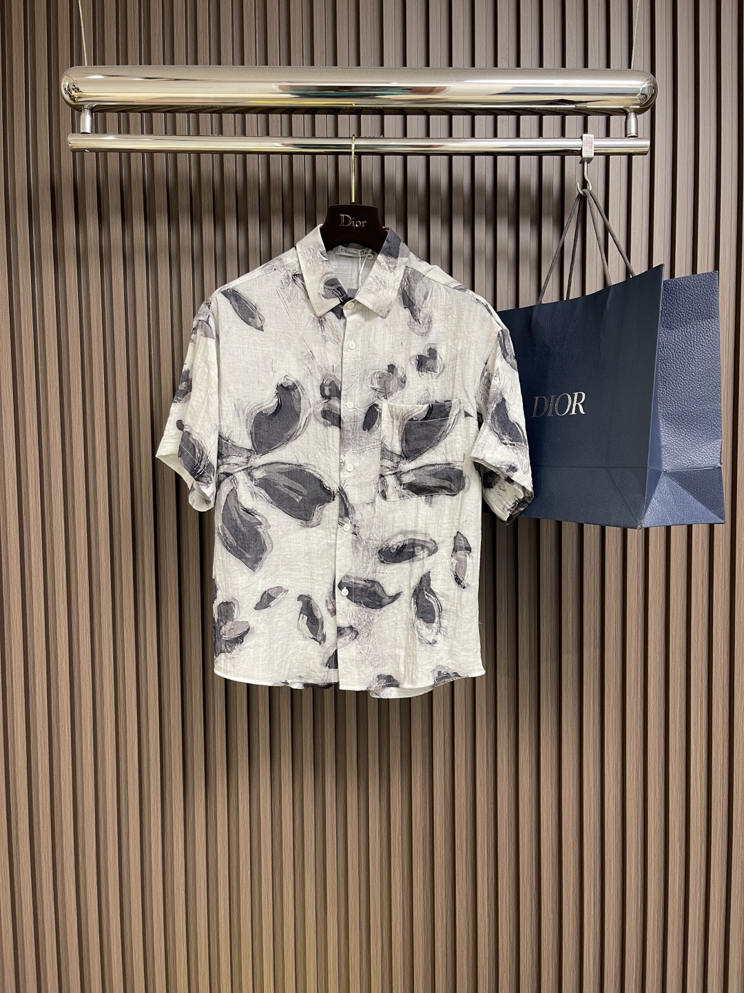 NO:155347,Dior Ss Spring and Summer New Ink Printed Short-Sleeve Shirt, the comfort of this fabric can be os style when worn, and it looks good for both men and women. It is definitely a surprise to the upper body!  Match series I really love one!  No matter how you wear it, there is no minefield!  Size M-XXL, dior,shirts,T-shirt,alexander wang19860909Dior ss春夏新款水墨印花短袖衬衫,这个面料的舒适度 当穿都可os版型 男女穿都好看 上身绝对惊喜的一款！搭配系列 真的非常爱的一款！怎么穿都没有雷区！尺码M-XXL,,dior,shirts,T-shirt,alexander wang,Men's clothing