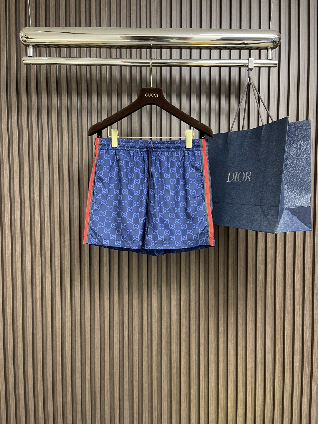 NO:155368,GUCCI 2025SS early autumn new woven sports beach shorts, with interlocking logo patterns on the body, letter logo prints, classic contrasting webbing on the side, elastic elastic waist circumference, drawstring details in the same color, easy to carry with storage bag, oblique socket pocket design. Size S-XL, gucci, shorts, alexander wang19860909GUCCI 2025SS早秋新款梭织运动沙滩短裤,满身互扣logo图案,字母logo印花,侧边经典撞色织带,弹力松紧带腰围,同色系抽绳细节,搭配收纳袋方便携带,斜插口袋设计.尺码S-XL,,gucci,shorts,alexander wang,Men's clothing