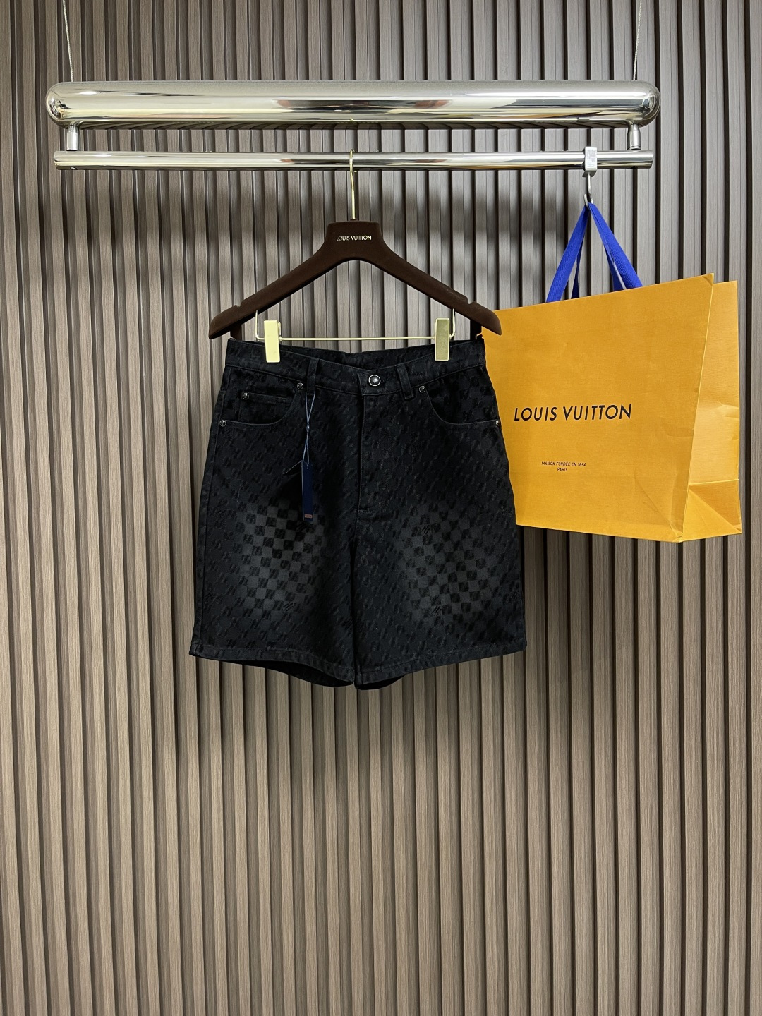 NO:155389,LV 2025ss new wide-leg denim shorts, washed retro tannin with different shades of Damier flocking pattern, and then incorporate the Marque L.Vuitton Deposee logo into it. The pearlescent closure and rivet finishing details can be combined with the same jacket. Size S-XL 29-30-31-32,,louis vuitton, shorts, jackets & coats,alexander wang19860909LV 2025ss新款阔腿牛仔短裤,水洗复古丹宁布铺陈深浅不一的 Damier 植绒图案,再将 Marque L.Vuitton Deposee 标识融入其间.珠光扣襟和铆钉点睛细节,可与同款夹克共筑闲雅造型.尺码S-XL 29-30-31-32,,louis vuitton,shorts,jackets & coats,alexander wang,Men's clothing