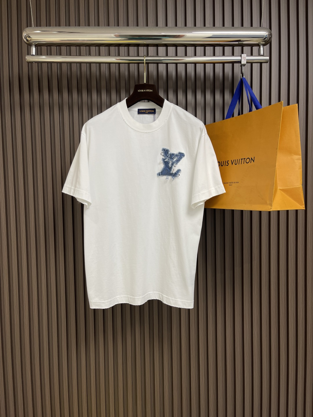 NO:155350,LV letter logo patchwork embroidery round neck T-shirt, large logo logo is exquisitely upgraded, inspired by retro embroidery in the 1980s, dyed fabric in the same tank. It feels very comfortable to use, fashionable and unique. A super versatile and beautiful style, very suitable for both men and women. Must-have for everyone. Size S-XXL,,louis vuitton,tees, t-shirt,alexander wang19860909LV 字母logo拼布刺绣圆领T恤,大logo标识精致升级,灵感源自八十年代复古刺绣,同缸染面料 手感非常舒服,时尚又个性 超级百搭好看的一款,男女都非常合适 人手必备款 尺码S-XXL,,louis vuitton,tees，t-shirt,alexander wang,Men's clothing