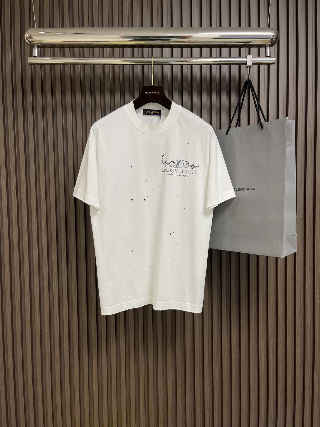 NO:155378,LV fw early spring new graffiti embroidered short-sleeved T-shirt, customized 260g cotton double yarn tight and smooth fabric, clean cloth surface, clear cloth pattern, very delicate and solid feel, more supportive, widened cuffs, thread design, fit wrist width, tight wear-resistant, three-dimensional positioning and tailoring of the dress. Size S-XXL,,louis vuitton, T-shirt,tees, t-shirt,alexander wang19860909LV fw早春新款涂鸦刺绣短袖t恤,定制260g全棉双纱紧密爽滑面料,布面干净,布纹清晰,手感非常细腻扎实,更加力挺 袖口加宽螺纹设计,贴合手腕宽度,紧实耐磨,整衣立体定位剪裁.尺码S-XXL,,louis vuitton,T-shirt,tees，t-shirt,alexander wang,Men's clothing