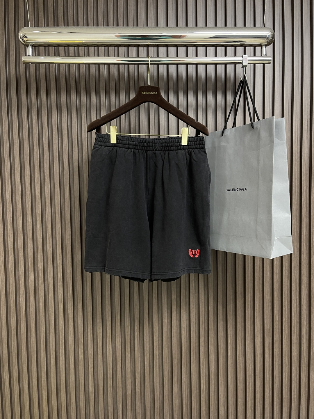 NO:473216,Balenciaga BB wheat ear embroidered old shorts, fixed-woven specific washing water double yarn fish scale bottom grinding fabric. The ready-to-wear is made by frying yarn, and the fabric is dyed and processed by stone grinding. The fabric is slightly white after frying yarn, showing an old color. The same style as men and women!  Size XS-L, balenciaga, shorts, alexander wang19860909balenciaga BB麦穗刺绣做旧短裤,定织特定洗水双纱鱼鳞底磨毛面料.成衣进行炒纱工艺制作而成,通过石磨的方式对面料进行染色加工,炒纱后面料轻微泛白,呈现出做旧色彩.男女同款！尺码XS-L,,balenciaga,shorts,alexander wang,Men's clothing