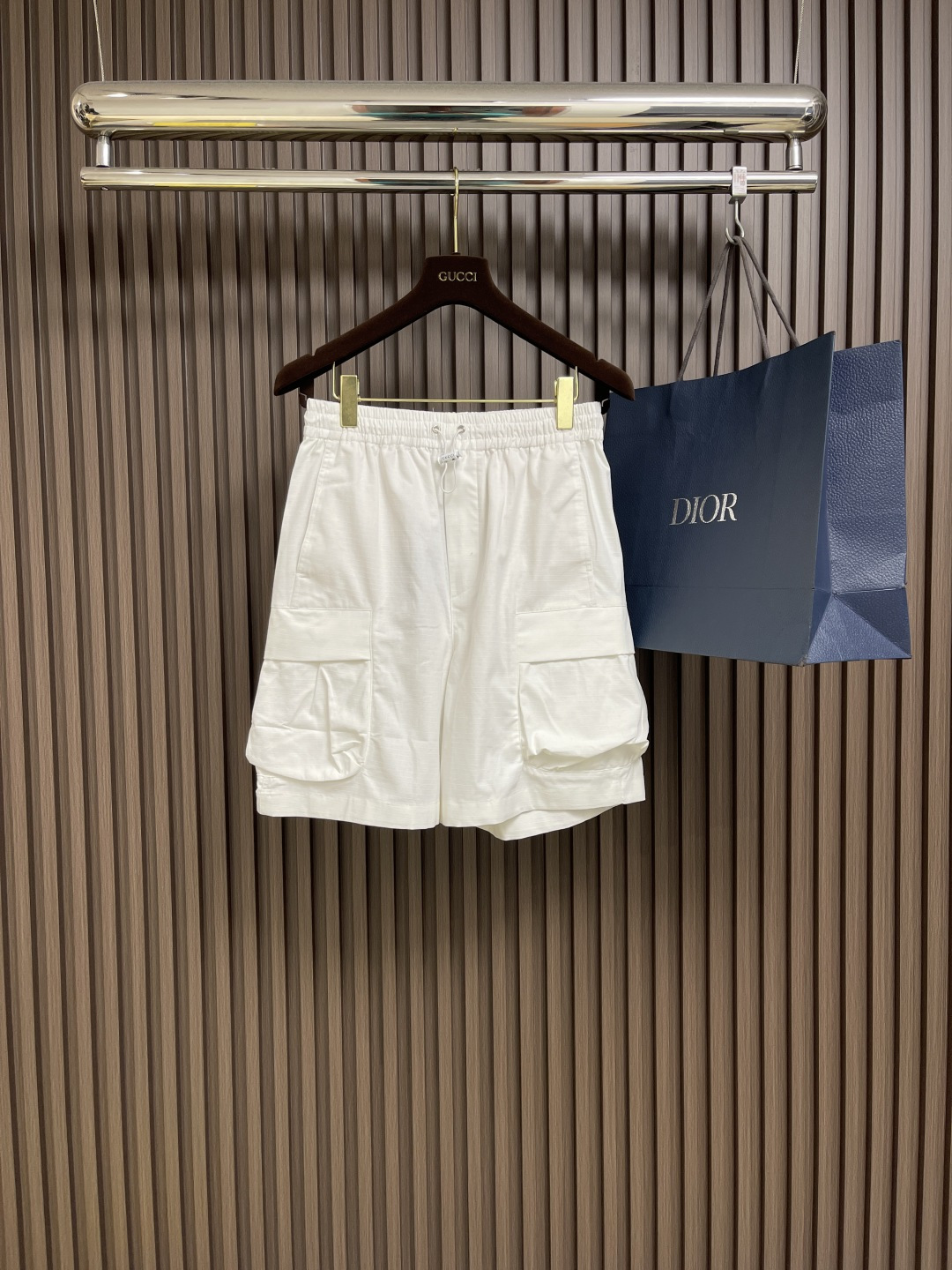 NO:155328,GUCCI pocket color-blocked five-point mid-trouser pants are a perfect combination of fashion and practicality. This mid-trouser adopts a unique color-blocking design, and the pocket part is embellished with bright colors, breaking the traditional monotonous pattern and adding a bit of liveliness and agility to the overall look. It exposes the calves just right, which are both cool and long, and is suitable for wearing in spring and summer. The fabric is comfortable and soft, with good breathability and sweat absorption, and can remain dry and comfortable even in the hot summer. The pants are cut slim and not tight, easily showing your elegant figure. Whether it is simple or fashionable, you can easily control various occasions to make you stand out from the crowd. Pocket color-blocked five-point mid-trouser pants are not only a piece of clothing, but also a fashionable item that shows your personality and taste. Size S-XL 46-52,,gucci,alexander wang19860909GUCCI 口袋拼色五分中裤,时尚与实用的完美结合.这款中裤采用独特的拼色设计,口袋部分以鲜明色彩点缀,打破了传统单调的格局,为整体造型增添了几分活泼与灵动.长恰到好处地露出小腿,既凉爽又显腿长,适合春夏季节穿着.面料舒适柔软,具有良好的透气性和吸汗性,即使在炎炎夏日也能保持干爽舒适.裤型剪裁修身而不紧绷,轻松展现你的优雅身姿.无论是搭配简约还是时尚,都能轻松驾驭各种场合,让你在人群中脱颖而出.口袋拼色五分中裤,不仅是一件服饰,更是你展现个性与品味的时尚单品.尺码S-XL 46-52,,gucci,alexander wang,Men's clothing