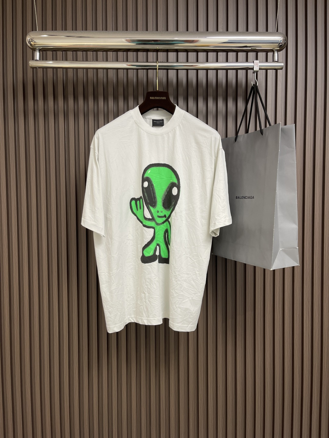 NO:152684,Balenciga Alien pattern round neck short-sleeved T-shirt is made of pure cotton soft fabric, color-dyeing fabric, fluorescent printed cross embroidery, grinding technology, full of trend, fixed-dyeing cotton fabric, OS style, complete three standards, same style for men and women. Size XS-XL,,balenciaga,balenciaga,T-shirt,tees,t-shirt,alexander wang19860909Balenciga巴黎世家 外星人图案圆领短袖T恤 采用纯棉柔软面料,对色定染面料,采用荧光印花十字母绣花 磨破工艺 潮流感十足,定染纯棉面料,OS版型,三标齐全,男女同款.尺码XS-XL,,balenciaga,balenciaga,T-shirt,tees，t-shirt,alexander wang,Men's clothing