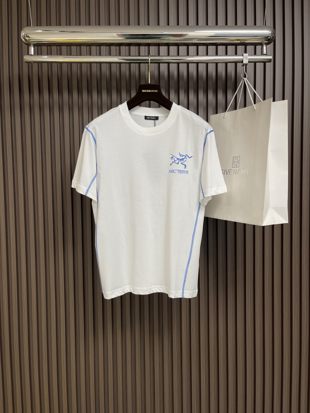 NO:152688,ArcTeryx 2025SS Spring and Summer Bright Short Sleeve T-shirt Bird Letters LOGO Bright Line Spliced ​​Print Short Sleeve High-end 32s Double Yarn 280g Fabric Heavy Fabric Customized Rack Ribs Same Cylinder Dyeing Three Standards Complete Men and Women Same Style. Size M-3XL M Size 68cm Long Sleeve 47cm Shoulder Width 110cm L Size 70cm Shoulder Width 48cm Bust 112cm XL Sleeve 72cm Shoulder Width 49cm Bust 114cm XXL Sleeve 74cm Shoulder Width 50cm Bust 116cm XXXL Sleeve 76cm Shoulder Width 51cm Bust 118cm,arc'teryx,T-shirt,tees,t-shirt,alexander wang19860909ArcTeryx 始祖鸟2025SS春夏明线短袖T恤 小鸟字母LOGO明线拼接印花短袖 高端32s双纱280克面料重磅面料 定制拉架罗纹同缸同染 三标齐全 男女同款.尺码M-3XL M码衣长68cm 肩宽47cm 胸围110cm L码衣长70cm 肩宽48cm 胸围112cm XL码衣长72cm 肩宽49cm 胸围114cm XXL码衣长74cm 肩宽50cm 胸围116cm XXXL码衣长76cm 肩宽51cm 胸围118cm,arc'teryx,T-shirt,tees，t-shirt,alexander wang,Men's clothing