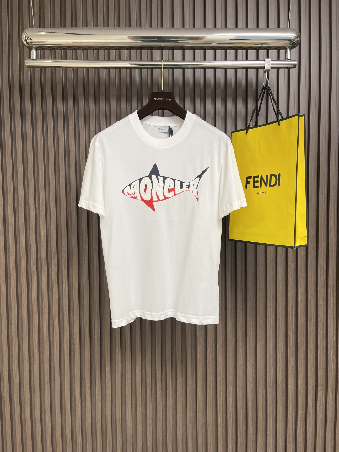 NO:152664,Moncler Shark Printed Double Yarn Pure Cotton Short Sleeve T-shirt, 260G Double Yarn Pure Cotton Top-grade Fabric Soft Handle 100% Pure Cotton Fixed Dyeing Vulcanized Black Dust-free Treatment Excellent Skin-friendly. Size M-3XL M-size 68cm Long Shoulder Width 47cm Bust 110cm L-size 70cm Shoulder Width 48cm Bust 112cm XL-size 72cm Shoulder Width 49cm Bust 114cm XXL-size 74cm Shoulder Width 50cm Bust 116cm XXXL-size 76cm Shoulder Width 51cm Bust 118cm, christian louboutin,T-shirt,tees,t-shirt,alexander wang19860909Moncler 鲨鱼印花双纱纯棉短袖T恤,260G双纱纯棉顶级面料 手感柔软 百分百纯棉 定染硫化黑无尘处理 亲肤性极佳.尺码M-3XL M码衣长68cm 肩宽47cm 胸围110cm L码衣长70cm 肩宽48cm 胸围112cm XL码衣长72cm 肩宽49cm 胸围114cm XXL码衣长74cm 肩宽50cm 胸围116cm XXXL码衣长76cm 肩宽51cm 胸围118cm,,christian louboutin,T-shirt,tees，t-shirt,alexander wang,Men's clothing