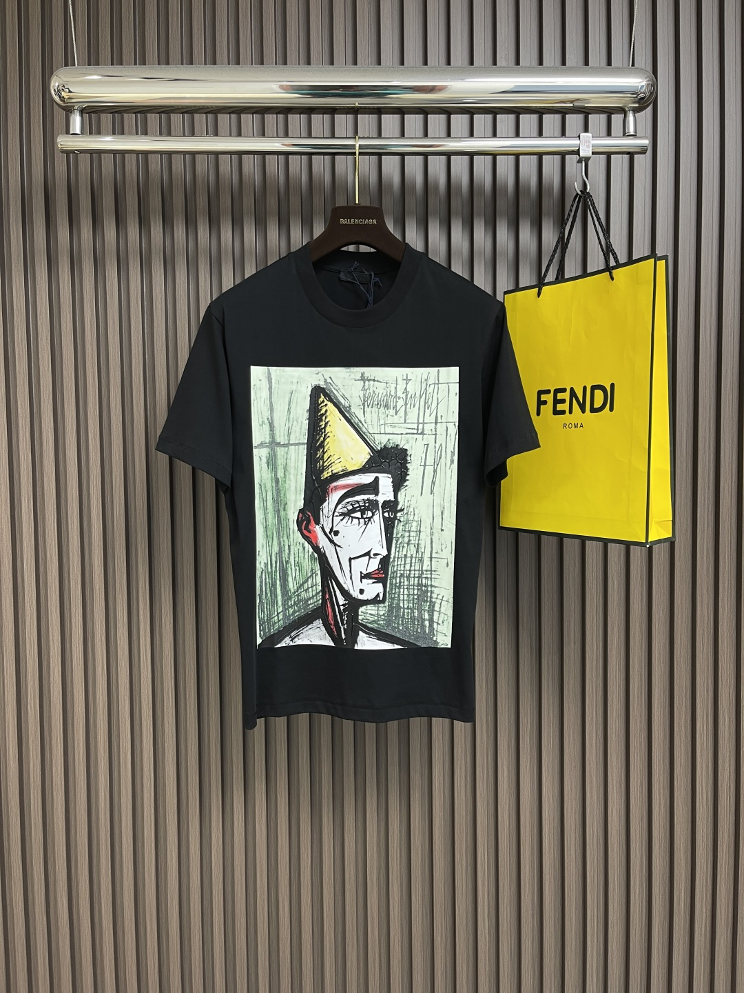 NO:152669,Prada 2025SS new French art micro-spray oil painting graffiti clown circus figure painting round neck short-sleeved T-shirt!  Soft and comfortable fabric, same style for men and women, a must-have match when going out. Size M-3XL M-size clothes 68cm long, shoulder width 47cm bust 110cm L-size clothes 70cm shoulder width 48cm bust 112cm XL-size clothes 72cm shoulder width 49cm bust 114cm XXL-size clothes 74cm shoulder width 50cm bust 116cm XXXL-size clothes 76cm shoulder width 51cm bust 118cm,,prada,T-shirt,tees,t-shirt,alexander wang19860909Prada 2025SS新款法国艺术微喷油画涂鸦小丑马戏团人物画圆领短袖T恤！面料柔软舒适 男女同款 出街潮流必备搭配.尺码M-3XL M码衣长68cm 肩宽47cm 胸围110cm L码衣长70cm 肩宽48cm 胸围112cm XL码衣长72cm 肩宽49cm 胸围114cm XXL码衣长74cm 肩宽50cm 胸围116cm XXXL码衣长76cm 肩宽51cm 胸围118cm,,prada,T-shirt,tees，t-shirt,alexander wang,Men's clothing