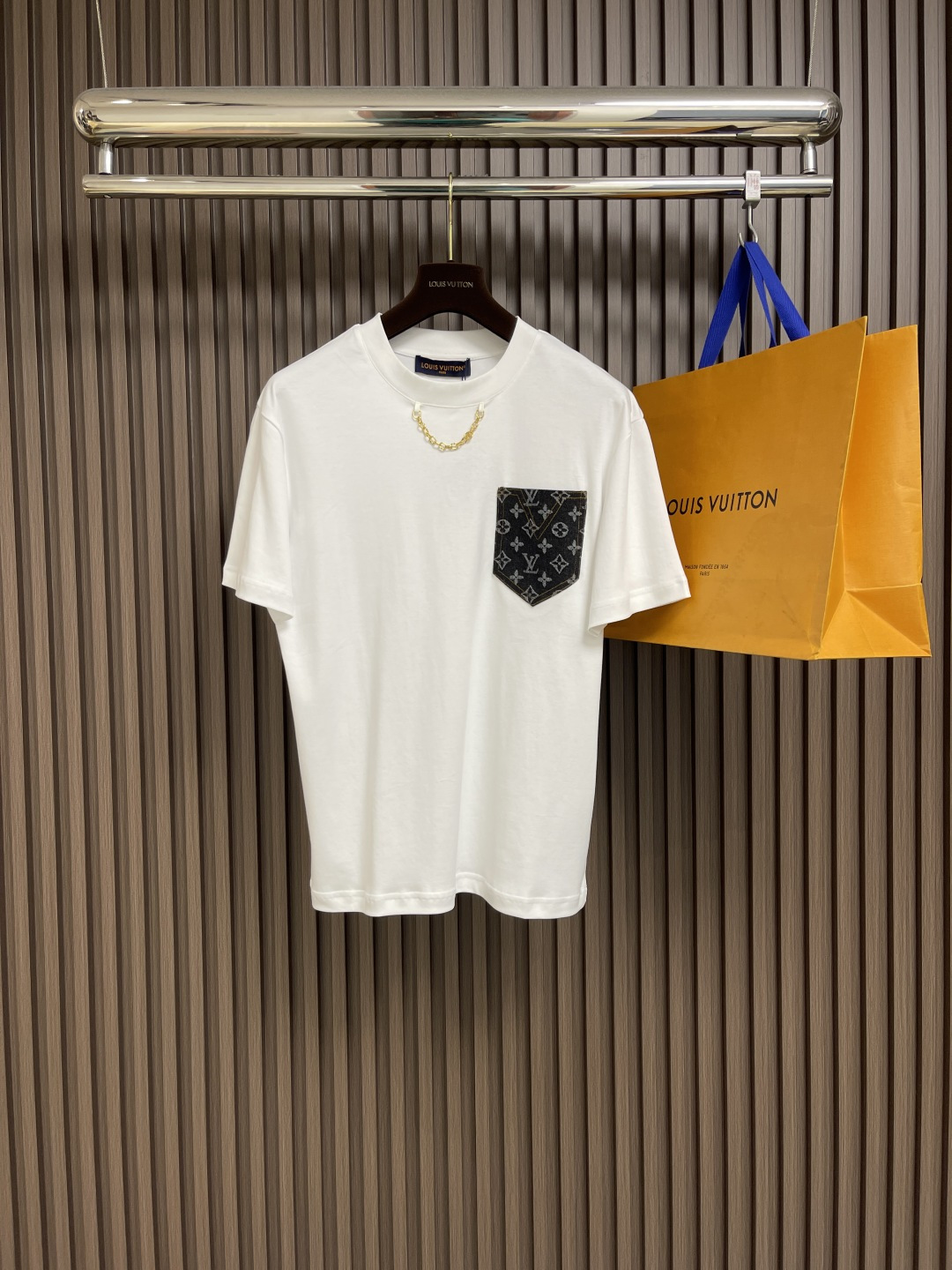 NO:152674,LV 2025fw summer new high-quality grinding cotton round neck short-sleeved T-shirt, old-fashioned denim pocket loose and casual!  Fashionable items that can be worn alone or inside, with classic presbyterian logo embellishments to create a fashionable and simple outfit charm!  This model is made of customized knitted cotton fabrics. The fabric has been polished and has a soft and solid texture. It is breathable, comfortable and soft. The upper body is straight and stylish, and is very suitable for single wear or base matching!  The pocket patch on the chest is decorated with classic presbyterian logos and the presbyterian made with denim craftsmanship has soared in appearance and is eye-catching, echoing the reversal logo tags on the back, highlighting the brand luxury!  Loose straight-tube style cut, not limited by body shape and body shape. Size M-3XL M-size 68cm long shoulder width 47cm bust 110cm L-size 70cm shoulder width 48cm bust 112cm XL-size 72cm shoulder width 49cm bust 114cm XXL-size 74cm shoulder width 50cm bust 116cm XXXL-size 76cm shoulder width 51cm bust 118cm,,louis vuitton,T-shirt,tees,t-shirt,alexander wang19860909LV 2025fw夏季新款优质磨毛棉布圆领短袖T恤,老花牛仔口袋宽松休闲！可以单穿或内搭的时髦单品,经典老花标识点缀,打造时尚简约的穿搭魅力！这款采用客供定制针织纯棉面料制作,面料经过磨毛工艺处理,手感软糯扎实有质感,着身十分透气,舒适柔软,上身笔挺有型,非常适合单穿或打底搭配！胸前口袋贴饰,以经典老花小logo点缀,牛仔工艺制作的老花,颜值感飙升,吸睛惹眼,与后背反转logo标签形成呼应,突显出品牌奢感！宽松直筒版型裁剪,不受身材和体型的限制.尺码M-3XL M码衣长68cm 肩宽47cm 胸围110cm L码衣长70cm 肩宽48cm 胸围112cm XL码衣长72cm 肩宽49cm 胸围114cm XXL码衣长74cm 肩宽50cm 胸围116cm XXXL码衣长76cm 肩宽51cm 胸围118cm,,louis vuitton,T-shirt,tees，t-shirt,alexander wang,Men's clothing