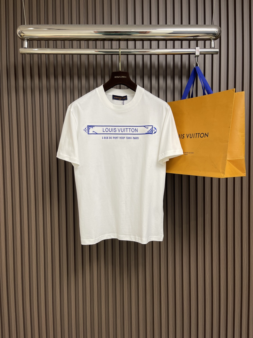 NO:422031,LV 2025ss new embroidered logo round neck T-shirt, with organic cotton embroidered fabric and textured damier jacquard, decorated with embroidered logos, including a 1V badge on the chest. This item is very summer event and adds a delicate embellishment to casual styles. Size M-3XL,,louis vuitton,tees, t-shirt,alexander wang19860909LV 2025ss新款刺绣标识圆领T恤,采用有机棉凸纹面料和纹理damier 提花,饰有刺绣标志,包括胸前绣1v徽章.这款单品非常夏天活动,为休闲款式增添了精致的点缀.尺码M-3XL,,louis vuitton,tees，t-shirt,alexander wang,Men's clothing