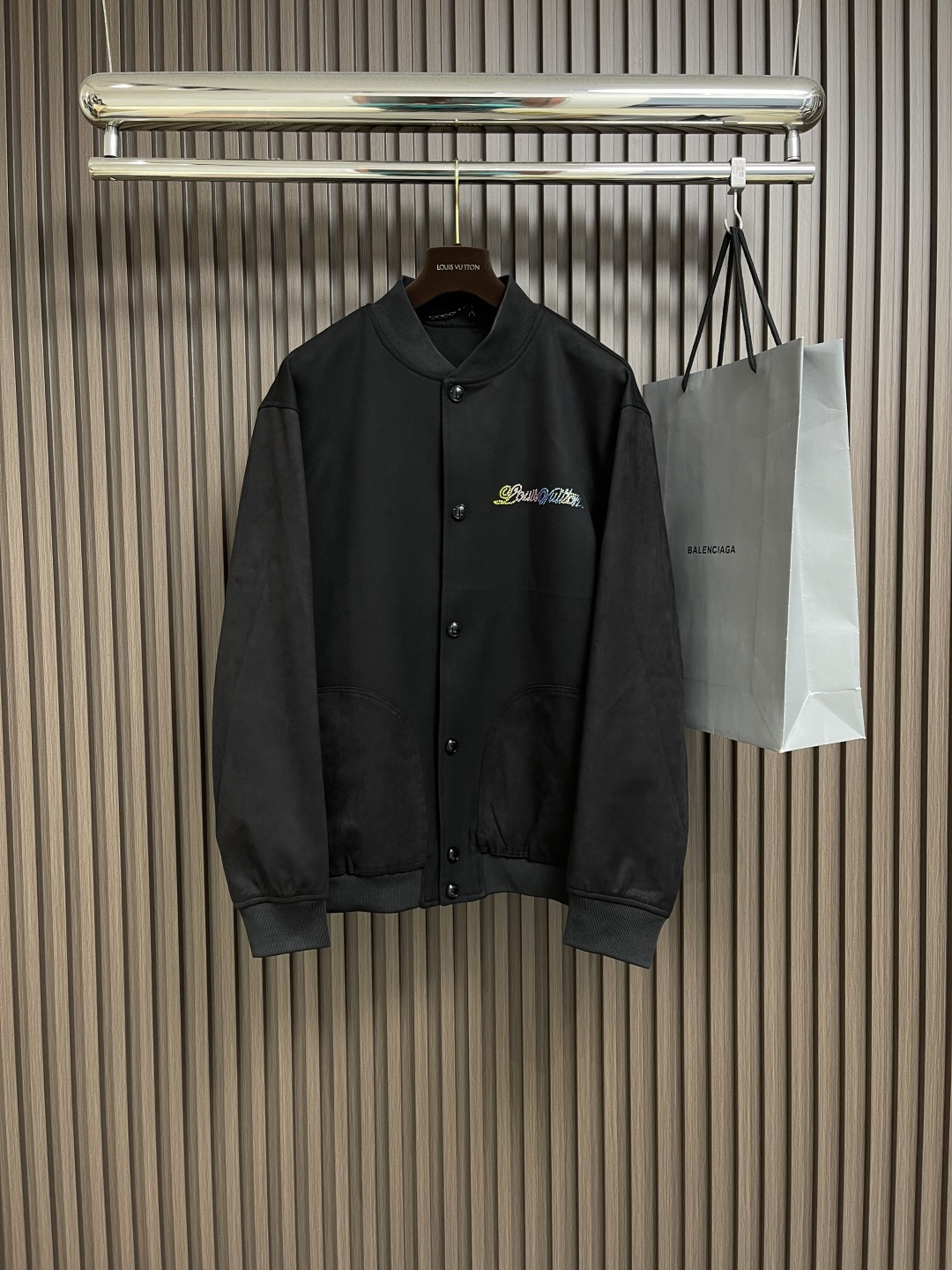 NO:155357,LV SS four-leaf clover color diamond baseball jacket, custom wool blended Xinjiang long velvet cotton fabric, neckline threads are tight 1x1 same cylinder fixed dye elastic thread, pockets are made of suede leather splicing sewing technology, perfectly restore the presbyterian embroidery, use the Bellingda embroidery machine to embroidery work, high-temperature color diamond process is done after embroidery to ensure that hand washing is not easy to fall off. Three standards are complete, hardware independent open mold smoked pure copper electroplated font press buckle. Size S-XL,,louis vuitton, jackets & coats,chamois leather,alexander wang19860909LV SS四叶草彩钻烫钻棒球夹克,定制羊毛混纺新疆长绒棉面料,领口螺纹采用紧密1x1同缸定染弹力螺纹,口袋处采用麂皮皮革拼接缝纫工艺,完美还原后背老花刺绣,采用百灵达刺绣机万针刺绣作业,刺绣后做高温彩色烫钻工艺保证手洗不易脱落 三标齐全 五金独立开模熏黑纯铜电镀字按压扣.尺码S-XL,,louis vuitton,jackets & coats,chamois leather,alexander wang,Men's clothing