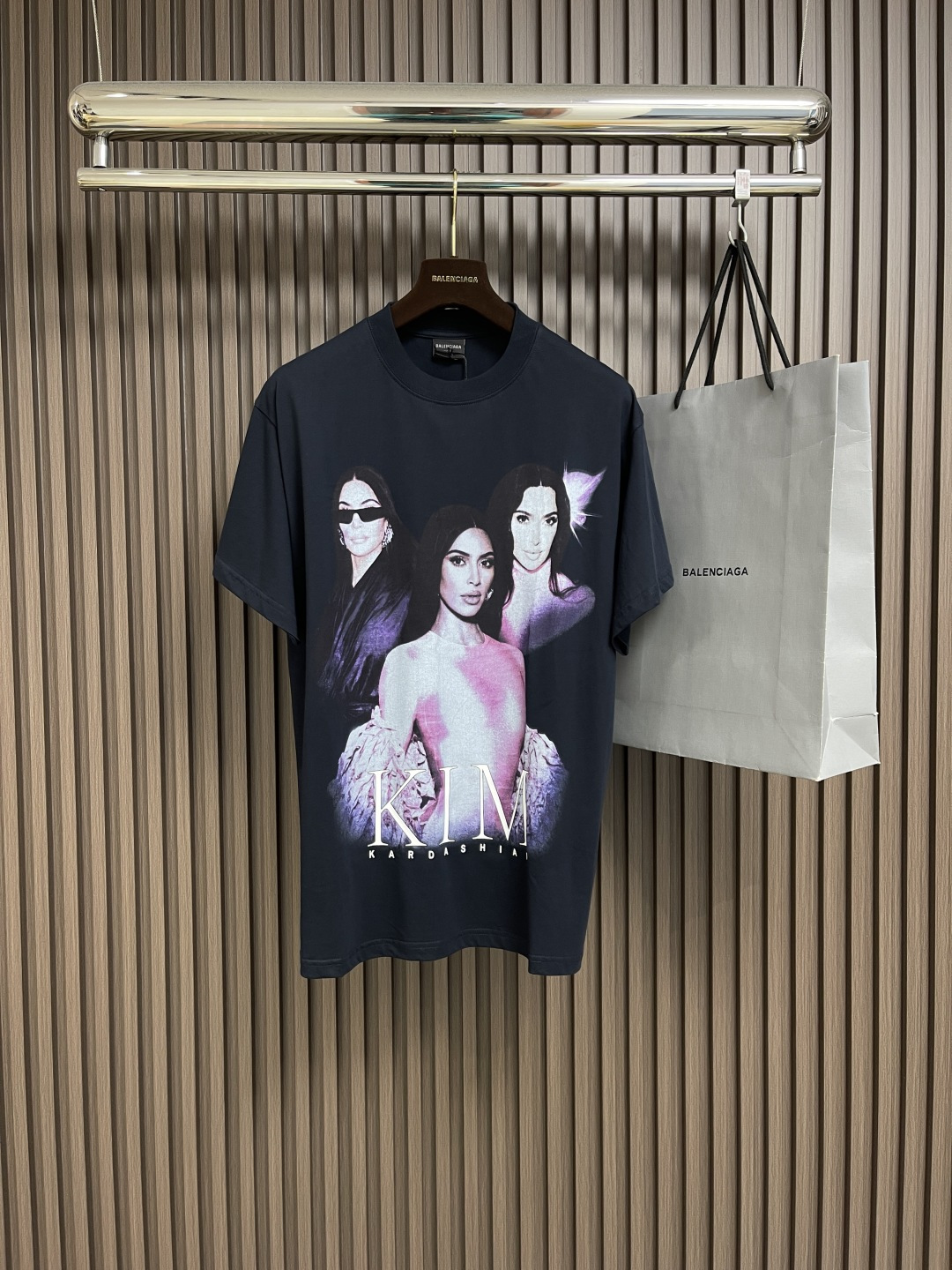 NO:155355,Balenciaga's new Kardashian portrait short-sleeved T-shirt, using fixed-woven and dyed cotton jersey cloth, soft, comfortable and smooth, using Kangli direct-spraying printing, three-dimensional effect, inspired by retro collections made by fans in the 1990s, a visually impactful idol big head photocopy. Through the old processing, it collides with artistic font typesetting, and aftertastes the ostentatious retro style. The brand ambassador's autograph is signed as a print on the back, as if it really touches the idol signature peripherals that have been treasured for many years. The style is loose and versatile, and the same style for men and women. Size S-M-L,,balenciaga, T-shirt,tees, t-shirt,alexander wang19860909balenciaga 新款卡戴珊人像短袖T恤,采用定织定染全棉平纹布,手感柔软舒适顺滑工艺采用康丽直喷印花,效果立体,灵感源自90年代粉丝自制的复古藏品,颇有视觉冲击力的偶像大头影印,通过做旧处理,与艺术感的字体排版的碰撞,回味张扬的复古格调,背面了品牌大使亲笔签名作为印花,仿佛真实触摸到珍藏多年的偶像签名周边,版型宽松百搭,男女同款系列.尺码S-M-L,,balenciaga,T-shirt,tees，t-shirt,alexander wang,Men's clothing