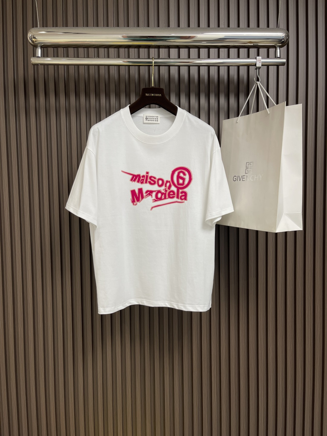 NO:155366,maison magiel MM6 Maison SS spring and summer new short-sleeved T-shirt, customized exclusive wash-water pure cotton fabric, chest printed logo design!  Simple and generous, calm and versatile, extremely high-end, perfectly integrated with fashion and style, a top fashionable style that perfectly suits the outside wear!  The overall feeling is natural!  The ultimate classic and versatile style, customized original cotton fabric!  The ultimate perfection of heavy industry. Size S-XXL,,masion margiela,masion margiela,T-shirt,tees,t-shirt,alexander wang19860909maison margiel MM6 马吉拉 SS春夏新款短袖T恤,定制专属洗水纯棉面料,胸前印花logo设计！简约大方,从容百搭,档次极高,完美融入时尚还有风情感一款完美符合外穿的顶尖时髦气质款！整体给人浑然天成的感觉！极致经典的百搭型,定制原版纯棉面料！极致的重工极致的完美 .尺码S-XXL,,masion margiela,masion margiela,T-shirt,tees，t-shirt,alexander wang,Men's clothing