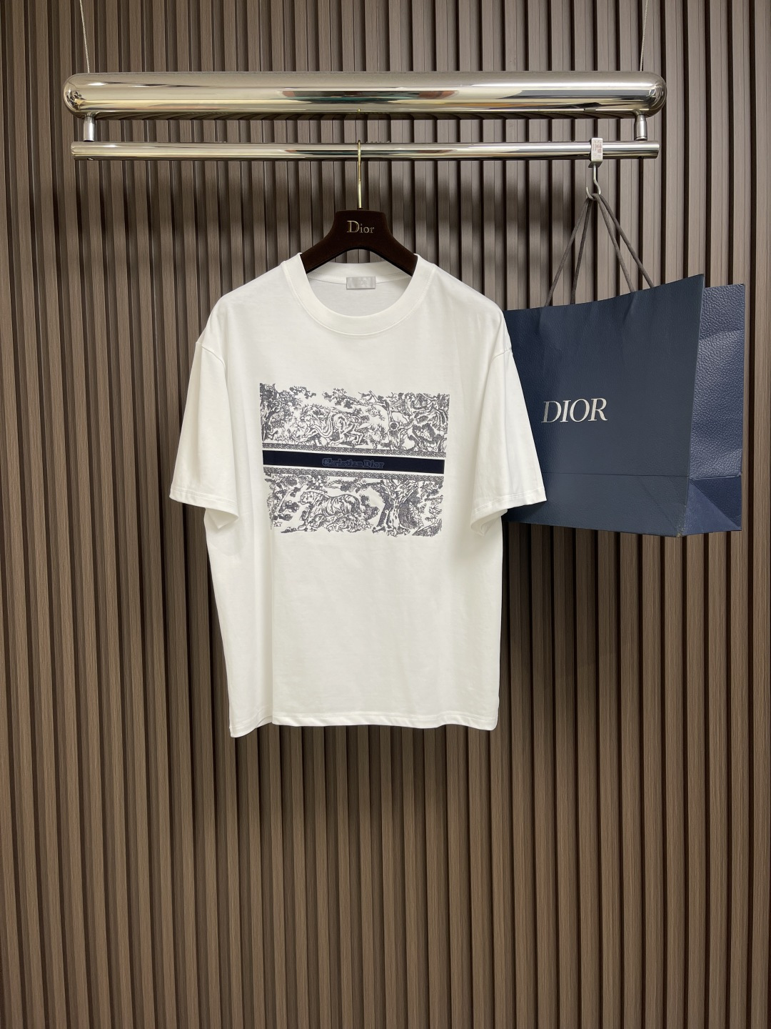 NO:411888,Dior printed short-sleeved T-shirt is woven with 24 special-spun tight cotton yarn. The weaving process requires high requirements and requires advanced looms and high-quality raw materials. It can be matched with the same style to create a fashionable shape, control various occasions, customize auxiliary materials, complete three standards, the same style as men and women!  Size S-XXL, dior, T-shirt,tees, t-shirt,alexander wang19860909Dior 印花短袖T恤,采用24支的特纺紧密棉纱线织造而成,织造工艺要求较高,需要使用先进的织机和高品质的原材料.能与同款搭配营造时尚造型,驾驭各种场合,定制辅料,三标齐全,男女同款！尺码S-XXL,,dior,T-shirt,tees，t-shirt,alexander wang,Men's clothing