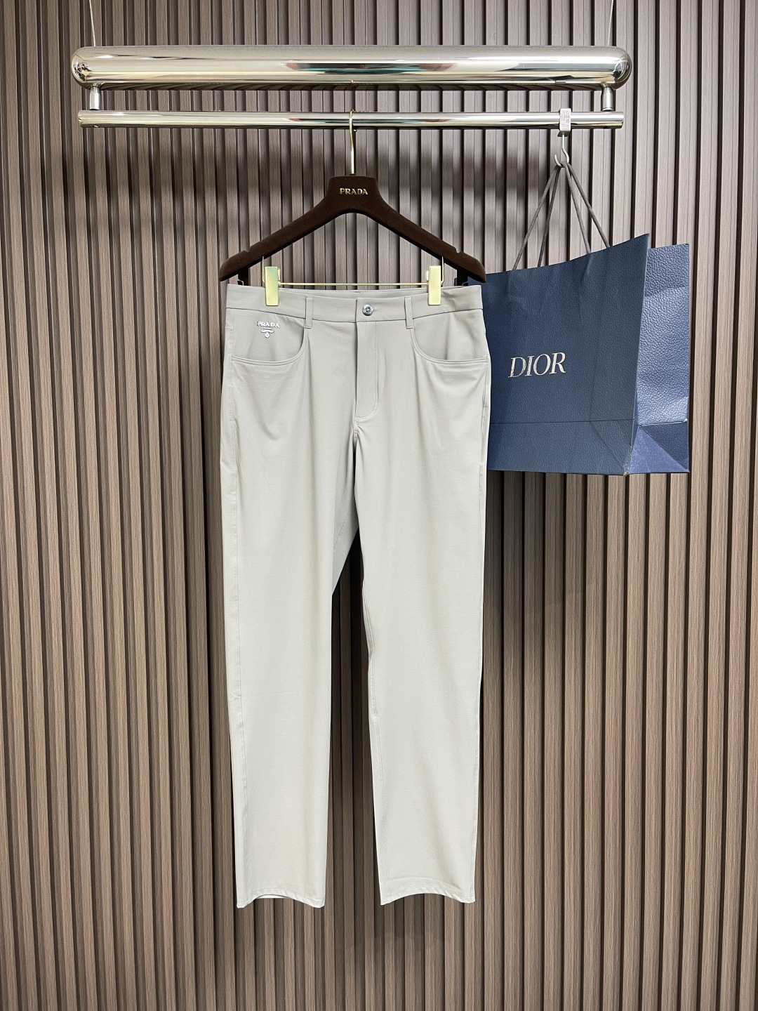 NO:155425,Prada 2025ss sports and casual trousers, comfortable and breathable fabric, double-sided socket pocket design!  A daily wear, multi-functional casual pants, all-in-one imported, with a full range of imported styles, comfortable and breathable upper body, excellent style, and an atmospheric clean version design!  Essential items. Size M-3XL, prada, alexander wang19860909Prada 2025ss运动休闲西裤,面料舒适透气,双侧插口袋设计！一款日常穿着,兼备多功能休闲裤走了潮范路线全线进口级别,上身舒适透气,版型极好,大气的干净版设计！必备单品.尺码M-3XL,,prada,alexander wang,Men's clothing