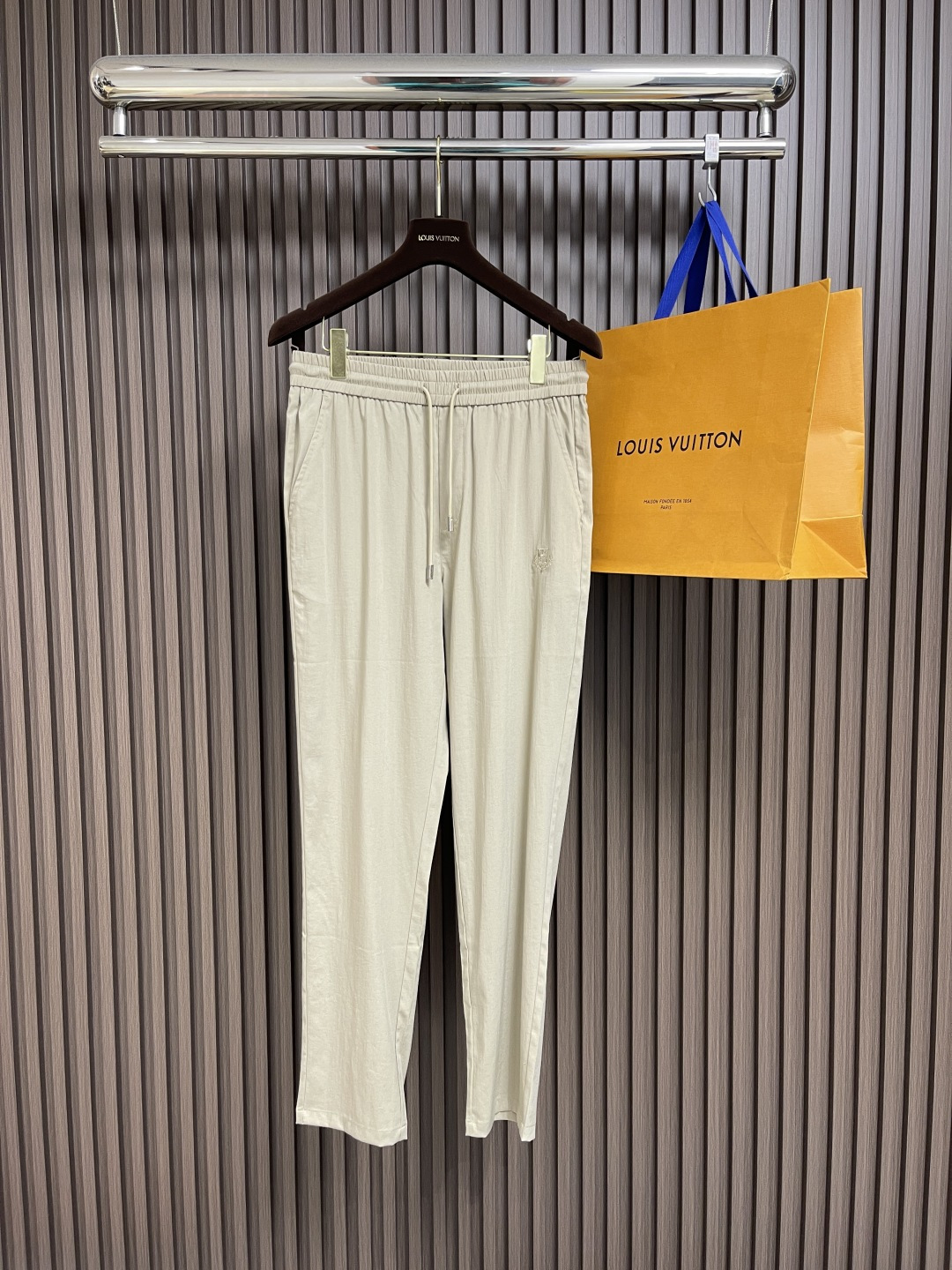 NO:155340,LP loro piano ss spring and summer new casual pants customized cotton and linen fabric, breathable and comfortable, impeccable details, brand elements design concept, reflecting high quality. The feel is delicate and soft!  It is casually cut, with a great upper body style!  Size M-3XL, loro piana, loro piana, alexander wang19860909LP loro piana ss春夏新款休闲裤 定制棉麻面料 透气舒适度高,细节无可挑剔,品牌元素设计理念,体现高品质.手感细腻柔软！呈现休闲裁剪,上身版型超赞！尺码M-3XL,,loro piana,loro piana,alexander wang,Men's clothing