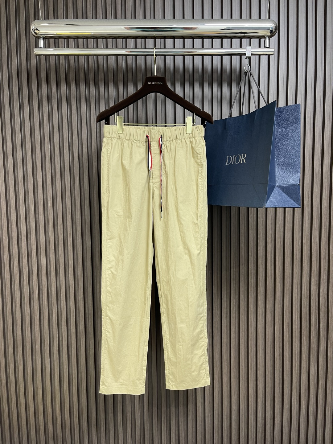 NO:155334,Moncler SS spring and summer new straight-leg casual pants, invincible fabrics, impeccable versatile slings, beautiful outdoor sports. The soul-style logo is simple and casual, the hardware and accessories are top-notch, good details, beautiful texture, very stylish, and real weight. Size M-3XL, christian louboutin, alexander wang19860909Moncler SS春夏新品直筒休闲裤,面料无敌,型款设计都无可挑剔的百搭款卫裤,户外运动都美.灵魂式的logo仔章简约休闲, 五金辅料都是顶配 细节好,质感美,十分有格调 实实在在的份量.尺码M-3XL,,christian louboutin,alexander wang,Men's clothing
