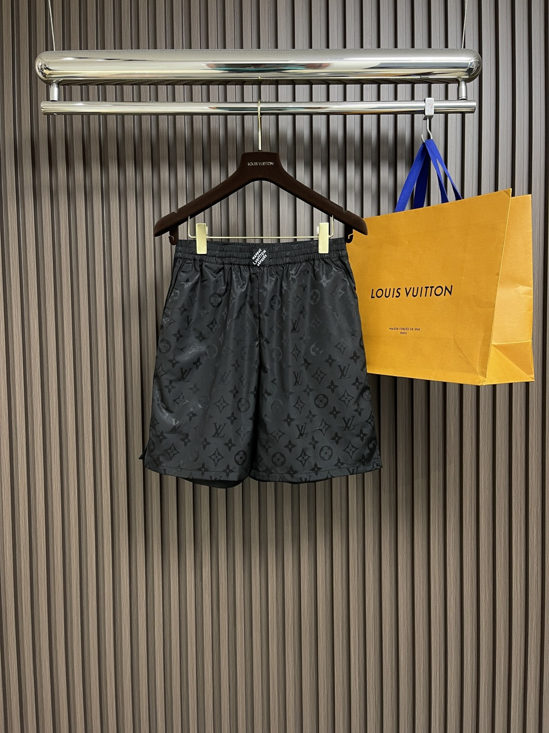 NO:159686,Price adjustment Tops, shorts, LV jacquard full-print POLO shirts and shorts suit, with delicate mulberry silk, and based on exquisite jacquard technology to describe the corrugated effect. Monogram pattern. Striped knitted collar and side strips reveal a dynamic academy atmosphere. The hidden buttons and the bright buttons on the top create a tweak effect similar to a polo shirt. The overall line is straight and delicate, the fabric is comfortable and soft, and the color is consistent and has no color difference. It can be matched with the same style to create a fashionable look, control various occasions, customize auxiliary materials, complete three standards, and the same style for men and women!  Size S-XL, louis vuitton, shorts, alexander wang19860909调价 上衣 短裤 LV 提花满印POLO衫短裤套装,取材细腻桑蚕丝,依托精湛提花工艺描绘波纹效果 Monogram 图案.条纹针织衣领和侧面饰带流露动感学院气息,暗扣前襟与顶部明纽扣营造恰似马球衫的错视效果.整体走线平直细腻,面料舒适柔软,颜色一致无色差 能与同款搭配营造时尚造型,驾驭各种场合,定制辅料,三标齐全,男女同款！尺码S-XL,,louis vuitton,shorts,alexander wang,Men's clothing