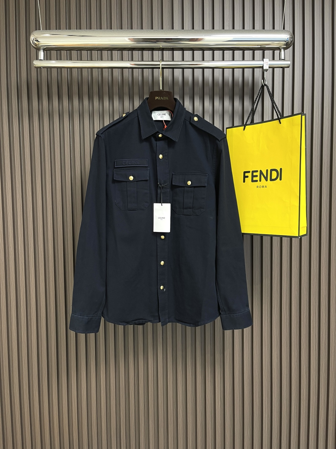 NO:155431,CELINE gilt shirt jacket, custom-made Zhensai Yayun weaving fabric, using imported machine embroidery stamp fitting and edging technology, use advanced computer control system and precision mechanical parts to realize embroidery stamp work, and then apply manual Velcro to make Velcro fully contact and bond the armband. Finally, use imported machine to make the edge fabric along the embroidery stamp to sew the edge fabric along the embroidery stamp. It is time-consuming and labor-intensive. The real stamp is seen in the details. The overall line is straight and delicate, the fabric is comfortable and soft, and the color is consistent and there is no color difference. It can be matched with the same style to create a fashionable look, and can handle various occasions. Customized auxiliary materials, complete three standards, and the same style for men and women!  Size 38-39-40-41 S-XL, celine, jackets & coats,shirts,alexander wang19860909CELINE 鎏金衬衫外套,定制臻缎雅韵织料 采用进口机绣章贴合包边工艺 使用先进的计算机控制系统和精密的机械部件 实现绣章作业 再贴人工贴魔术贴 从而再使魔术贴与袖章充分接触并粘合 最后再一次用进口机将包边布沿绣章做包边缝制处理 耗时费力工价昂贵 细节之处见真章,整体走线平直细腻,面料舒适柔软,颜色一致无色差 能与同款搭配营造时尚造型,驾驭各种场合,定制辅料,三标齐全,男女同款！尺码38-39-40-41 S-XL,,celine,jackets & coats,shirts,alexander wang,Men's clothing