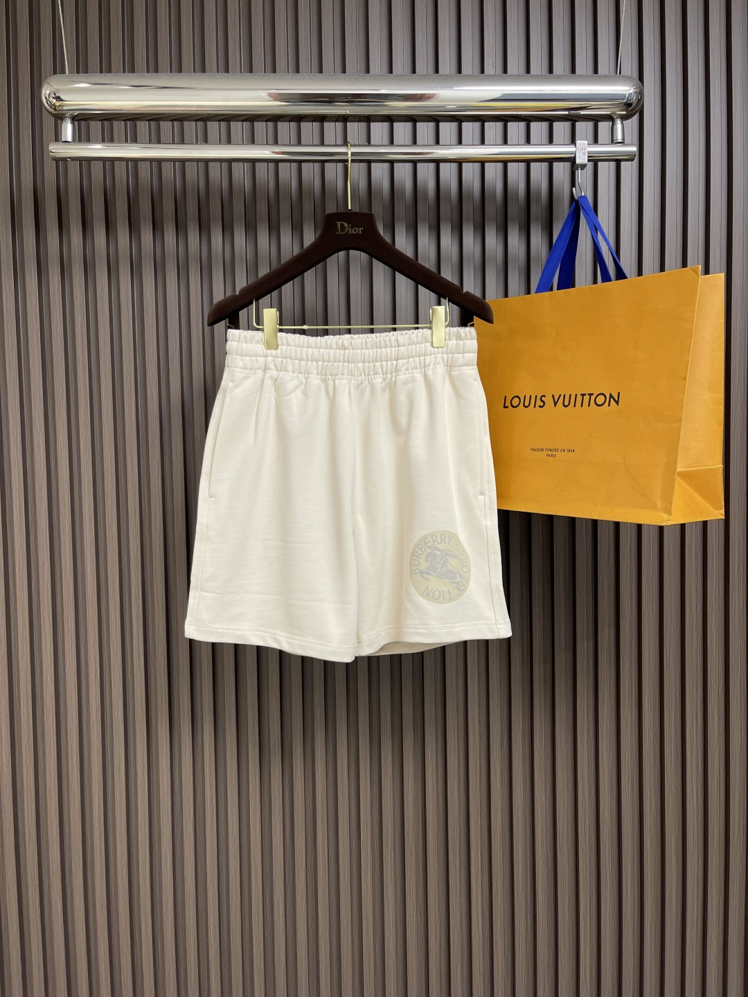 NO:155384,Burberry Burberry 2025ss new round equestrian knight logo casual shorts, the fabric is made of 10S single yarn   16S double strands. The bottom layer uses 16S double strands to increase strength. The surface single yarn is thicker, providing better strength and wear resistance, suitable as a support structure for the surface layer. The double strands are stronger and resistant to pilling, and are often used in the bottom layer to enhance the durability of the fabric. Size S-XXL, burberry, burberry, shorts, alexander wang19860909Burberry 巴宝莉2025ss新款圆马术骑士徽标休闲短裤,面料采用10S单纱＋16S双股 底层用16S支双股线提升强度,表面单纱较粗,提供较好的强度和耐磨性,适合作为面层的支撑结构.双股线更结实、抗起球,常用于底层以增强面料耐用性.尺码S-XXL,,burberry,burberry,shorts,alexander wang,Men's clothing