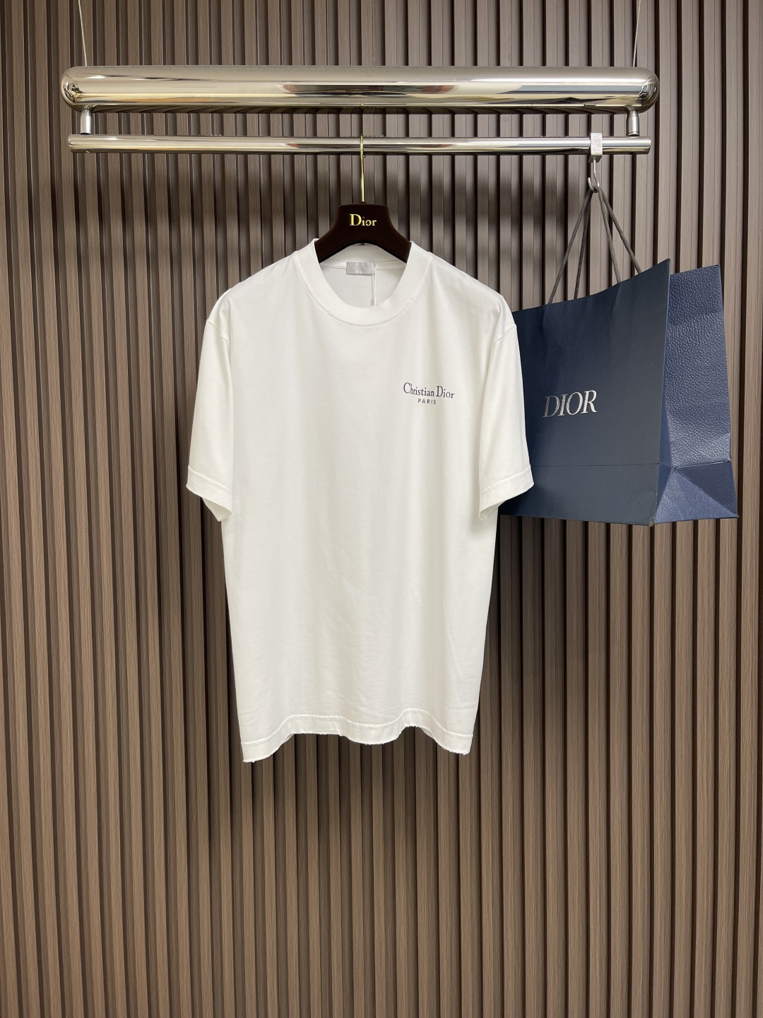 NO:155370,Dior letter printing logo logo logo short-sleeved T-shirt. Customized 240g same-cage dyed fabric, very comfortable to touch, os shoulder-drop style, fashionable and personalized, super versatile and beautiful, very suitable for both men and women, a must-have for everyone. Size S-XXL,,dior,T-shirt,tees,t-shirt,alexander wang19860909Dior 字母印花 logo 标识短袖T恤.定制240克同缸染面料,手感非常舒服,os 落肩版型,时尚又个性,超级百搭好看的一款,男女都非常合适,人手必备款.尺码S-XXL,,dior,T-shirt,tees，t-shirt,alexander wang,Men's clothing