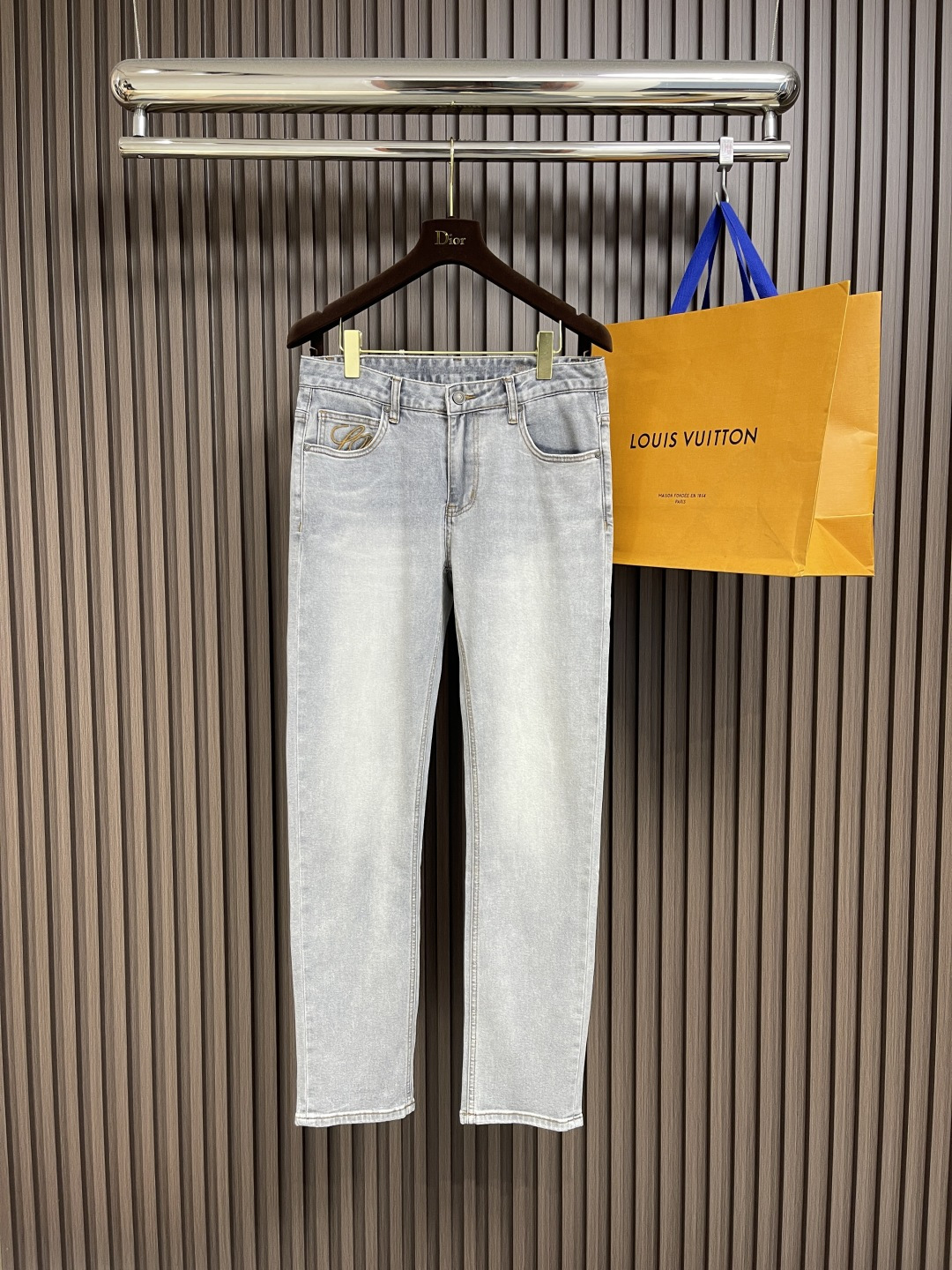 NO:155413,LP wash straight jeans, neat cut visible to the naked eye, straight slim fit pants!  Dingwoven and dyed denim tannin cloth, and the waistband is a classic leather logo!  The inner lining is made of belt loops, dense and neatly lined, customized hardware, logo engraving, classic placket zipper, five-pocket basic style, the upper body is not picky!  Size 29-38 There are 35 No 37, loro piana, jeans, alexander wang19860909LP 水洗直筒牛仔裤 肉眼可见的利落裁剪,直筒修身款裤型！定织定染牛仔丹宁布面,裤腰是经典的皮标！内衬有腰带袢细节,密实齐整走线,客供定制五金并有logo雕刻,经典门襟拉链,五口袋的基础款,上身不挑人！尺码29-38 有35 无37,,loro piana,jeans,alexander wang,Men's clothing