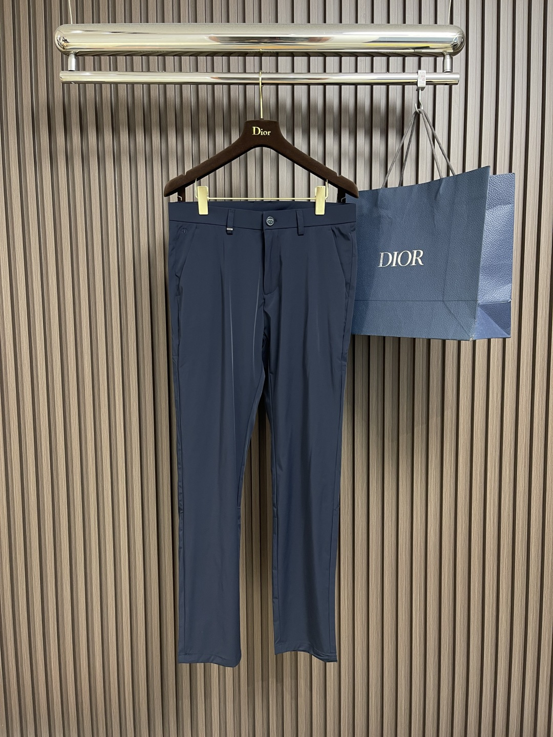NO:155419,Dior 2025SS early spring new men's straight-leg casual pants, unique color shows fashion and elegance. The skin is not bloated, unique and elegant, the whole style is very inclusive, and the leg shape is straight but not slim, and the body is elastic and not easy to deform. Simple trousers are detailed everywhere, matched with polo, and other items, which can be formal and casual. I sincerely recommend a tasteful man to buy. Size 29-38, 35, 37,,dior,alexander wang19860909Dior 2025SS早春新款男士直筒休闲裤,颜色独特显时尚优雅.贴肤不臃肿,独特的雅帅,整条版型包容性很大,修饰腿型 正而不板裤身有弹性不易变形.简单的裤装处处细节,搭配 polo,等单品都有超强的表现,可正式可休闲 真心推荐有品味的男士入手.尺码29-38 有35 无37,,dior,alexander wang,Men's clothing