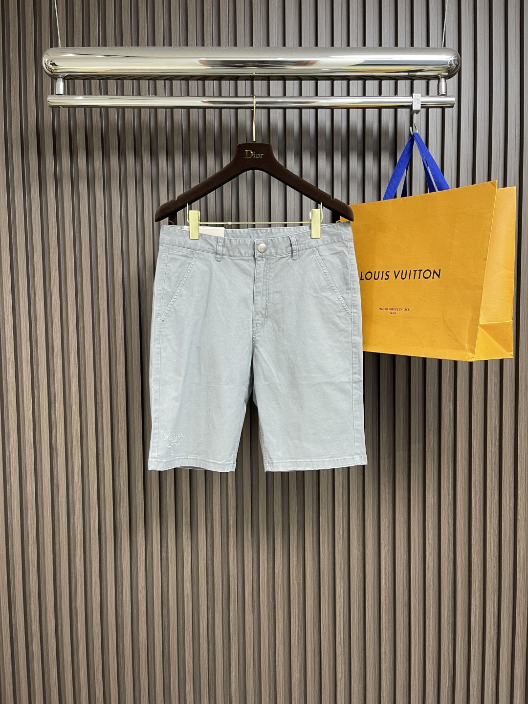 NO:155372,Prada 2025SS Spring and Summer New Casual Shorts!  Customized brand classic logo, customized fabric, excellent comfort, strong hand touch. Extremely recognizable, perfect quality craftsmanship. Size 30-38 35 37, prada, shorts, alexander wang19860909Prada 2025SS春夏新款休闲短裤！定制品牌经典logo,定制面料,舒适度极好,手触感强烈.辨识度极高,完美品相工艺.尺码30-38 有35 无37,,prada,shorts,alexander wang,Men's clothing
