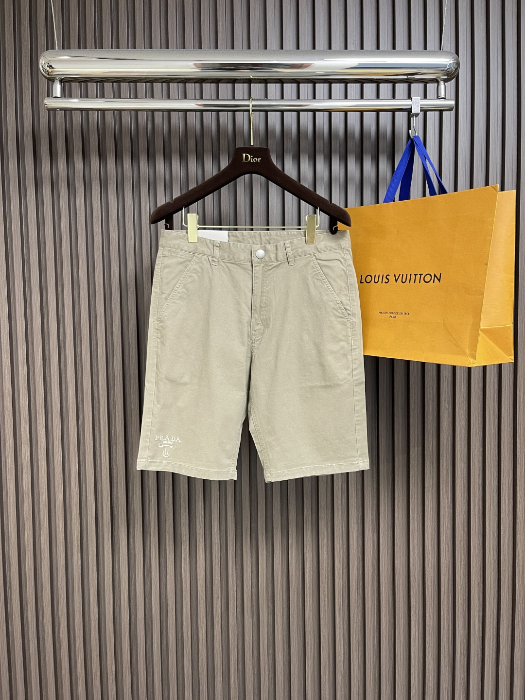 NO:155376,Prada 2025SS Spring and Summer New Casual Shorts!  Customized brand classic logo, customized fabric, excellent comfort, strong hand touch. Extremely recognizable, perfect quality craftsmanship. Size 30-38 35 37, prada, shorts, alexander wang19860909Prada 2025SS春夏新款休闲短裤！定制品牌经典logo,定制面料,舒适度极好,手触感强烈.辨识度极高,完美品相工艺.尺码30-38 有35 无37,,prada,shorts,alexander wang,Men's clothing