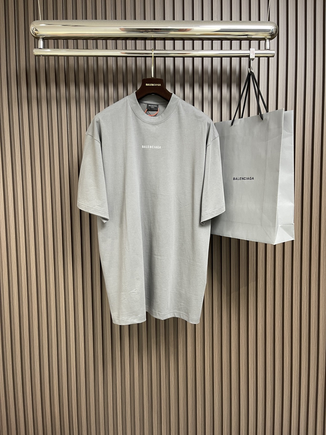 NO:411906,Balenciaga reflective letter short-sleeved T-shirt with front and back, fixed knitted and dyed pure cotton combed cotton fabric, soft and comfortable feel, the cuffs and hem are blessed with double-line needle method, straight line, 3M reflective effect of chest and back, delicate printing, high-density stitching on the neckline and shoulders, double-needle locks are used to connect the bone position, the overall line is straight and delicate, the fabric is comfortable and soft, the color is consistent and there is no color difference, it can be matched with the same style to create a fashionable look, control various occasions, customized auxiliary materials, complete three standards, the same style for men and women!  Size XS-L, balenciaga, T-shirt,tees, t-shirt,alexander wang19860909Balenciaga 前后反光字母短袖T恤,定织定染纯棉精梳棉面料 手感柔软舒适 袖口以及下摆采用双线的针法加持 走线平直 胸前后背结合品牌logo印3M反光效果 印花细腻 领口肩部高密度缝线 采用双针锁连包骨位,整体走线平直细腻,面料舒适柔软,颜色一致无色差 能与同款搭配营造时尚造型,驾驭各种场合,定制辅料,三标齐全,男女同款！尺码XS-L,,balenciaga,T-shirt,tees，t-shirt,alexander wang,Men's clothing