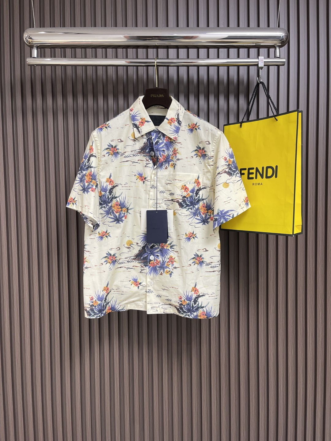 NO:159678,Prada Hawaii short-sleeved printed shirt, this cotton shirt presents Oversize lines, with chic bowling lapels, summer-style prints incorporate retro temperament in sports design. Classic chest pockets, straight bottom edges, mother-of-pearl button closure, front fabric triangle logo. Size S-XL, prada, versace, shirts, T-shirt, alexander wang19860909Prada Hawaii短袖印花衬衣,这款棉质衬衫呈现Oversize线条,配以别致的保龄球翻领,夏日风格印花在运动设计中融入复古气质.经典胸袋,平直底边,珍珠母纽扣开合,正面织物三角形徽标.尺码S-XL,,prada,versace,shirts,T-shirt,alexander wang,Men's clothing