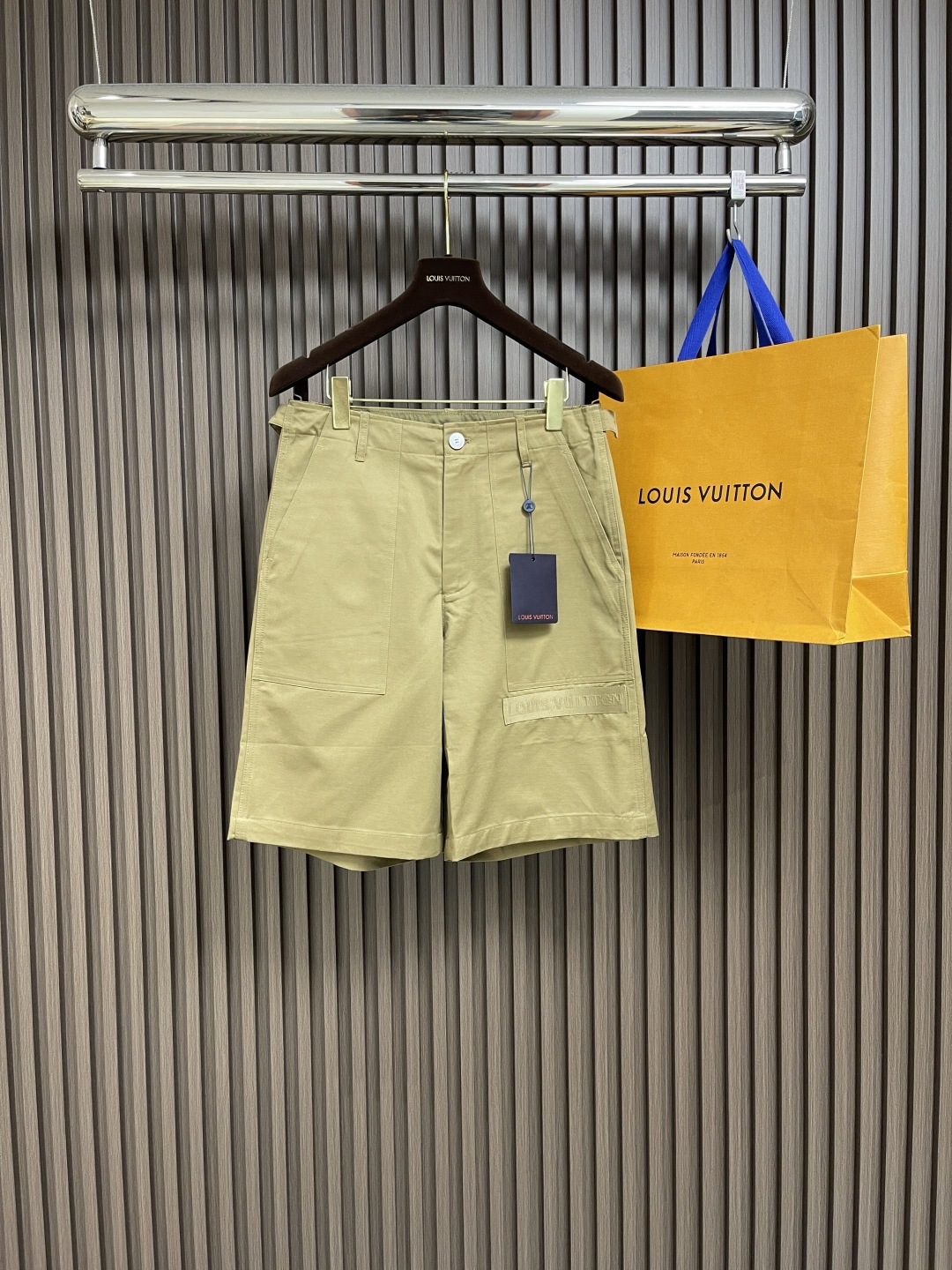 NO:159677,LV letter patch tooling shorts, the twill texture on the front of the fabric is obvious, and the reverse side is blurred. The warp and weft directions are both made of single yarn, the thread density is close, the fabric warp density is slightly higher than the weft density, and the feel is relatively soft. The 3D engraving machine makes customized metal molds, and the pattern is imprinted to the surface of the webbing through high temperature and high pressure; the three-dimensional imprint gives the webbing texture and recognition, and the back edge is laser cut to prevent burrs. The concave and convex texture on the front and back sides are misaligned to enhance the three-dimensional layering. The overall line is straight and delicate, the fabric is comfortable and soft, and the color is consistent and has no color difference. It can be matched with the same style to create a fashionable shape, control various occasions, customize auxiliary materials, complete three standards, and the same style for men and women!  Size S-XL, louis vuitton, shorts, alexander wang19860909LV 字母贴布工装短裤,织物正面斜纹纹路明显,反面比较模糊.经纬向均用单纱,线密度接近,织物经密略高于纬密,手感比较柔软.3D雕刻机制作定制金属模具,通过高温高压将图案压印至织带表面；立体压印赋予织带纹理与辨识度,压印后边缘激光切割,防止毛边.正反面凹凸纹理错位设计,增强立体层次感.整体走线平直细腻,面料舒适柔软,颜色一致无色差 能与同款搭配营造时尚造型,驾驭各种场合,定制辅料,三标齐全,男女同款！尺码S-XL,,louis vuitton,shorts,alexander wang,Men's clothing