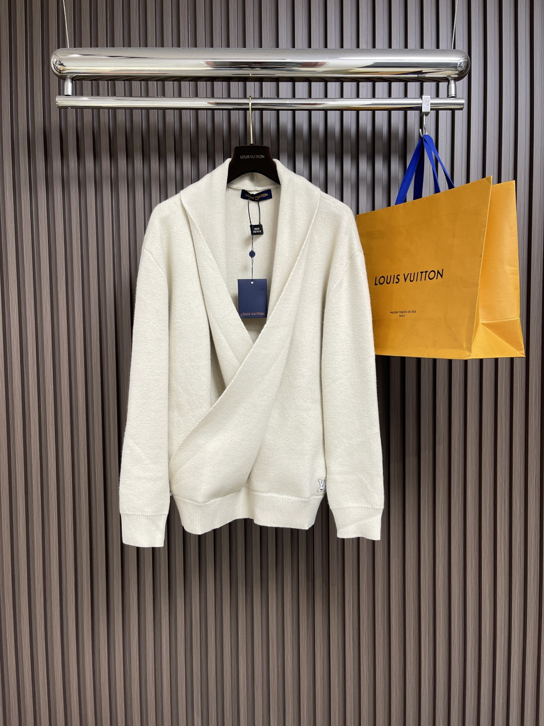 NO:418585,LV hand-sewn logo wool knitted cardigan, made of 55% wool, 45% cotton, and blended fabric. Both materials have their own advantages. Wool can reflect the effective warmth effect, and cotton material can make the clothes more three-dimensional. The lower left logo is electroplated by stainless steel, and the original mold is customized with 1: 1 size. Silver edge inlaid with decorative inner filler. The bottom steel version is customized. The lower right button uses natural mother-of-pearl button and hand-sewn. The overall line is straight and delicate, the fabric is comfortable and soft, and the color is consistent and has no color difference. It can be matched with the same style to create a fashionable look, and can handle various occasions, customize auxiliary materials, complete three standards, the same style for men and women. Size S-M-L,,louis vuitton,alexander wang19860909LV 手缝徽标羊毛针织开衫,采用55％羊毛,45％棉,混纺面料.两种材料各有优点,羊毛可体现有效保暖效果,棉料可使衣服更为立体.左下徽标采用不锈钢材料电镀,原版开模定做1: 1尺寸.银边镶嵌装饰内里填胶.底部钢版定制而成.右下纽扣采用天然珍珠母扣,人工手缝.整体走线平直细腻,面料舒适柔软,颜色一致无色差 能与同款搭配营造时尚造型,驾驭各种场合,定制辅料,三标齐全,男女同款.尺码S-M-L,,louis vuitton,alexander wang,Men's clothing