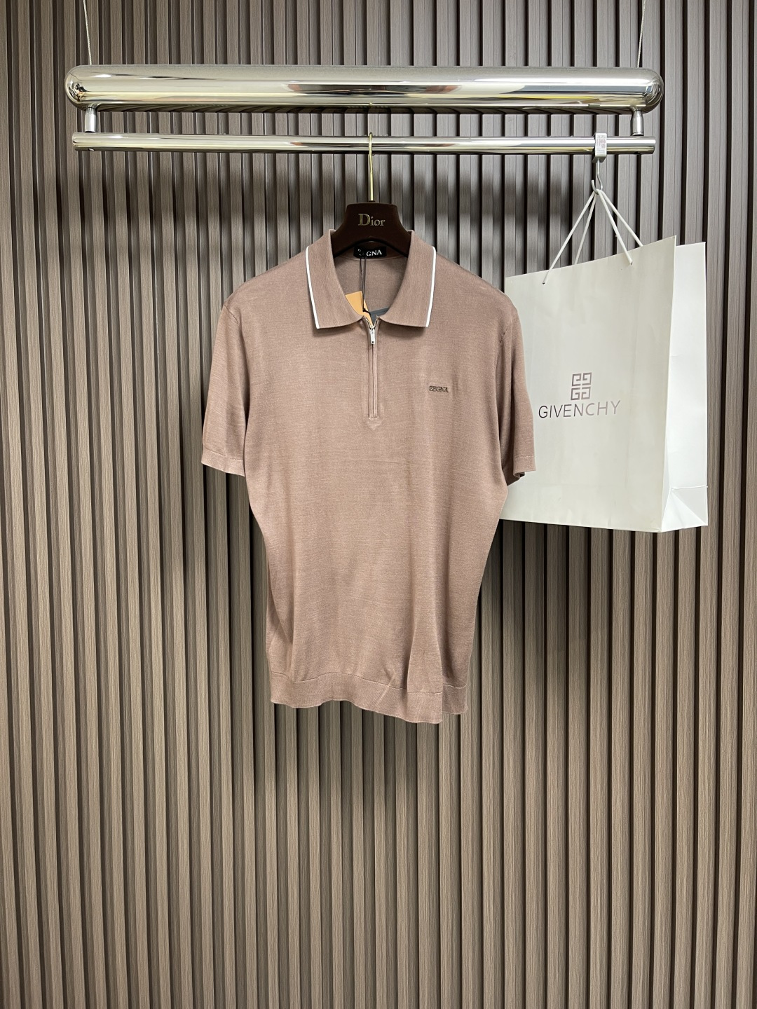 NO:162246,zegna latte zipper knitted short-sleeved POLO, simple without losing style. This knitted short-sleeved POLO outlines the fashionable outline with a unique brown tone. The neckline is exquisitely decorated with white edges and is matched with neat zippers, and the details are ingenious. Customized Tens Modal makes the upper body cool and breathable, and it is not stuffy. Whether it is matched with casual walking on the street or attending semi-formal occasions, it can be easily controlled, adding elegance and calmness to you. Size S-M-L, T-shirt, alexander wang19860909zegna 拿铁拉链针织短袖POLO,简约而不失格调,这款针织短袖POLO,以独特棕调勾勒时尚轮廓.领口精致白边装饰,搭配利落拉链,细节之处尽显匠心.定制天丝莫代尔制作,上身凉爽透气不闷热,无论搭配休闲漫步街头,还是配以出席半正式场合,它都能轻松驾驭,为你增添一份优雅与从容. 尺码S-M-L,,T-shirt,alexander wang,Men's clothing