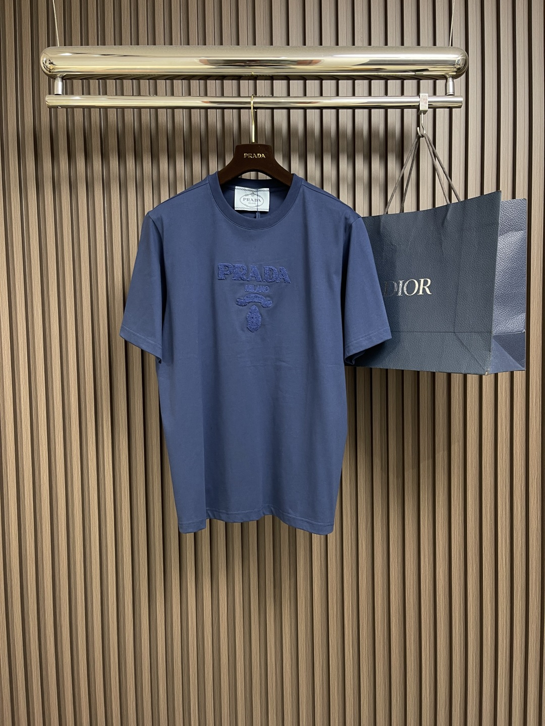 NO:159671,Prada large logo towel embroidered blue short-sleeved T-shirt, this blue towel embroidered short-sleeved short-sleeved perfectly blends fashion and texture. The main body is 99% cotton and 1% polyester fiber, which is skin-friendly and comfortable without losing its firmness. The iconic elements of 