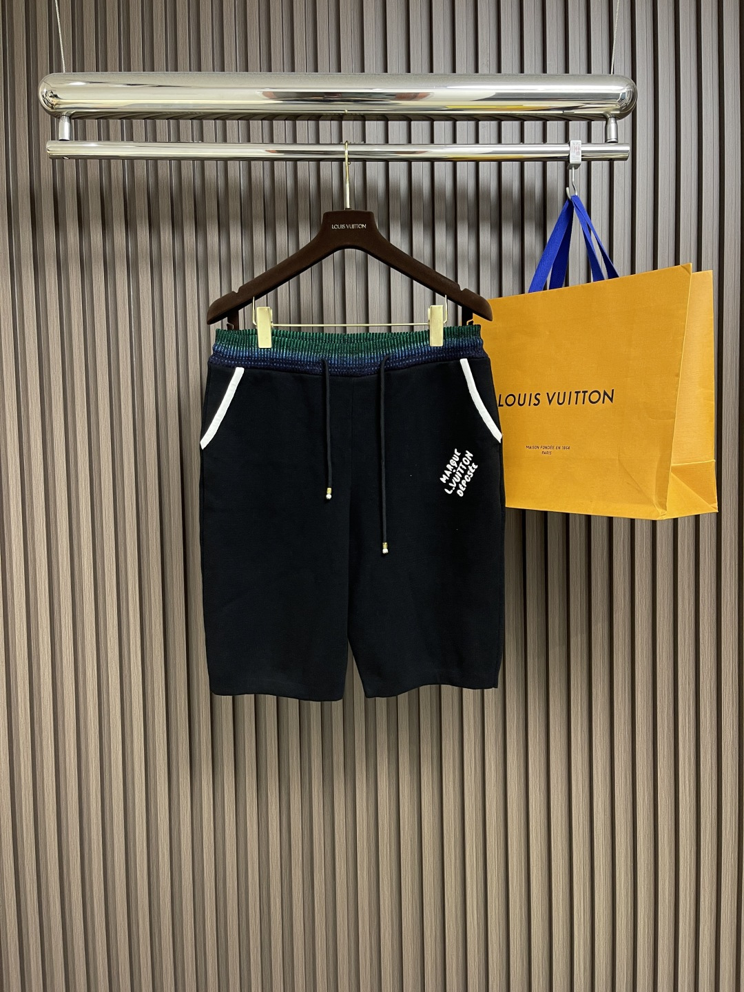 NO:159680,LV 2025ss new drawstring shorts, cotton knitted to interpret the academy style, illuminating the waist with luster and iridescent ribs. The left leg presents the Marque L.Vuitton Deposee logo embroidery, and the edged pockets inject agility into the elegant design, and can be composed of a comfortable style with the same baseball jacket. Size S-XL,,louis vuitton, shorts, jackets & coats,alexander wang19860909LV 2025ss新款抽绳短裤,选用棉质针织演绎学院风范,以莹泽虹彩罗纹点亮腰部.左腿呈现 Marque L.Vuitton Deposee 标识刺绣,镶边口袋为优雅设计注入灵动意趣,可与同款棒球夹克共谱闲适格调.尺码S-XL,,louis vuitton,shorts,jackets & coats,alexander wang,Men's clothing