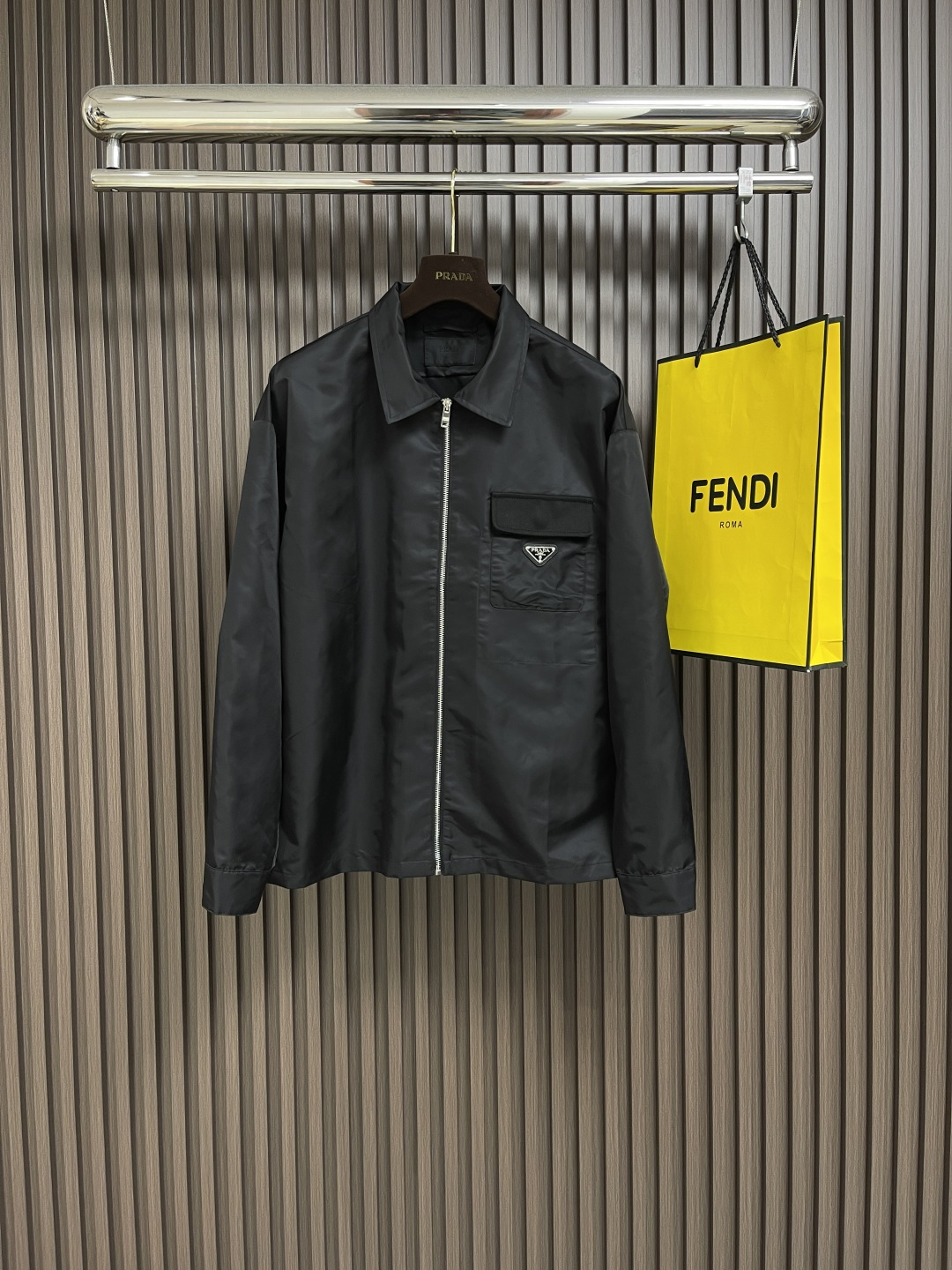 NO:470559,Prada and recycled nylon lapel jacket, the fabric is made of the brand's signature recycled nylon fabric, which is comparable to traditional nylon, and has high strength, tear resistance, wear resistance and other characteristics. Its texture is light and waterproof, and is suitable for multiple scene needs. Its wrinkle and quick drying are also easy to take care of and maintain on a daily basis. The straight sleeves and shoulder cut form smooth lines, matched with a flat bottom edge design, highlighting minimalism. Abandon traditional lining, shape the silhouette with the crispness of the fabric itself, reduce redundant layers while improving breathability. There is a patch pocket on the left chest, and a twill ginger flap highlights the layering, and the enamel triangle mark is decorated on the bag body to enhance visual recognition. The cuffs are made of concealed buckles to adjust elasticity, better fit the wrist, and provide comfort for wearing. Size S-XL, prada, jackets & coats, alexander wang19860909prada、再生尼龙翻领夹克,面料选用品牌标志性的再生尼龙面料,与传统尼龙性能相当,具备高强度,抗撕裂,耐磨损等特性.其质地轻盈,同时又具备防水功能适合多场景需求.抗皱,快干的特点也易于日常打理维护.直筒衣袖与落肩剪裁形成流畅线条,搭配平直底边设计,凸显极简主义.摒弃传统衬里,以面料本身的挺括度塑造廓形,减少冗余层次的同时提升透气性.左胸口设有贴袋,搭配斜纹格布翻盖凸显层次感,将涂珐琅三角标饰以袋体之上,强化视觉辨识度.袖口采用暗扣调节松紧,更好的贴合手腕,提成穿着舒适度.尺码S-XL,,prada,jackets & coats,alexander wang,Men's clothing