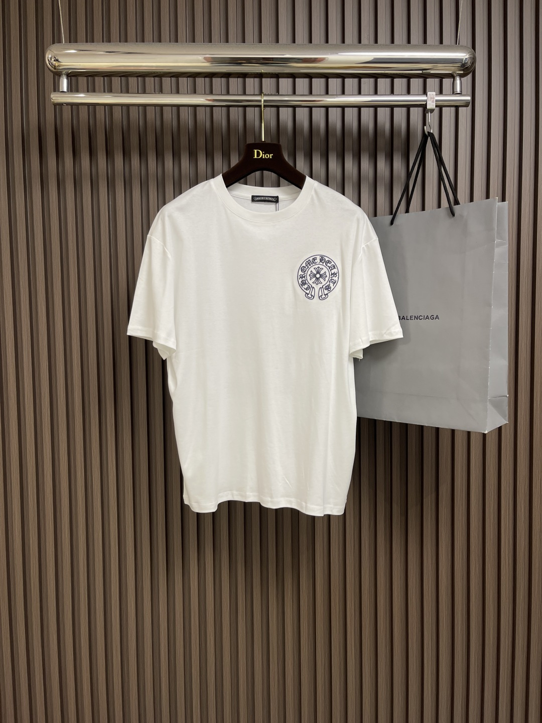 NO:411892,Chrome hearte CH 2025ss early spring new Sanskrit logo wash T-shirt, short-sleeved light luxury man and women's daily commuting wear essential items, 280 grams pure cotton double yarn sweat cloth fabric, special bold 32 double strands 1x1 threads, double needle thread cross-seaming technology, original owner mark washing tag. Size M-3XL M size clothes 68cm long shoulder width 47cm bust 110cm L size clothes 70cm shoulder width 48cm bust 112cm XL size clothes 72cm shoulder width 49cm bust 114cm XXL size clothes 74cm shoulder width 50cm bust 116cm XXXL size clothes 76cm shoulder width 51cm bust 118cm, chrome  hearts,chrome hearts,T-shirt,tees,t-shirt,alexander wang19860909Chrome hearte 克罗心 CH 2025ss早春新款梵文logo洗水T恤,短袖轻奢主义男女日常通勤穿搭必备单品,280克纯棉双纱汗布面料,同缸定染特种加粗32支双股1x1螺纹,双针车线跨缝工艺,原版主唛水洗吊牌.尺码M-3XL M码衣长68cm 肩宽47cm 胸围110cm L码衣长70cm 肩宽48cm 胸围112cm XL码衣长72cm 肩宽49cm 胸围114cm XXL码衣长74cm 肩宽50cm 胸围116cm XXXL码衣长76cm 肩宽51cm 胸围118cm,,chrome hearts,chrome hearts,T-shirt,tees，t-shirt,alexander wang,Men's clothing