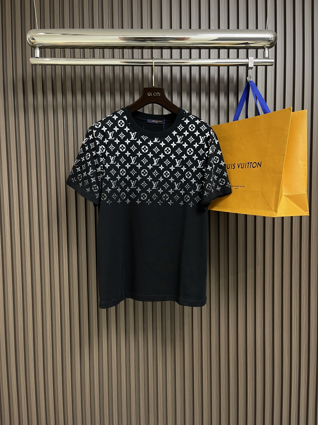 NO:418579,LV 2025SS summer new full-print gradient short-sleeved T-shirt, the fabric is made of 230g and 32s double-stranded yarn combed cotton. The overall upper body is comfortable and stylish!  The front and back sleeves of the clothes are printed with Kangli white ink digital direct-shot printing, which has a gradient and orderly visual effect. Size M-3XL M-size 68cm long, shoulder width 47cm bust 110cm L-size 70cm shoulder width 48cm bust 112cm XL-size 72cm shoulder width 49cm bust 114cm XXL-size 74cm shoulder width 50cm bust 116cm XXXL-size 76cm shoulder width 51cm bust 118cm,,louis vuitton,T-shirt,tees,t-shirt,alexander wang19860909LV 2025SS夏季新款满印渐变短袖T恤,面料采用230g,32s双股纱精梳棉.整体上身舒适有型！衣服前后幅左右袖均采用康丽白墨数码直喷印花,渐变有序的视觉效果.尺码M-3XL M码衣长68cm 肩宽47cm 胸围110cm L码衣长70cm 肩宽48cm 胸围112cm XL码衣长72cm 肩宽49cm 胸围114cm XXL码衣长74cm 肩宽50cm 胸围116cm XXXL码衣长76cm 肩宽51cm 胸围118cm,,louis vuitton,T-shirt,tees，t-shirt,alexander wang,Men's clothing