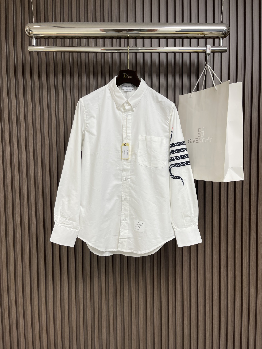 NO:159675,ThomBrowne Tom Brown TB Snake Year Limited Oxford Spinning Classic Cuff Long Sleeve Shirt, the body is a custom 16s double yarn Oxford Spinning, the buttons are made of precious shell buttons, and the ready-to-wear is washed and slightly wrinkled. Size 1-2-3-4,,thom browne,manolo blahnik,shirts,alexander wang19860909ThomBrowne汤姆布朗 TB 蛇年限定 牛津纺经典袖口长袖衬衫,衣身为定制16s双纱牛津纺,纽扣采用珍贵的贝壳扣,成衣水洗微做皱处理.尺码1-2-3-4,,thom browne,manolo blahnik,shirts,alexander wang,Men's clothing