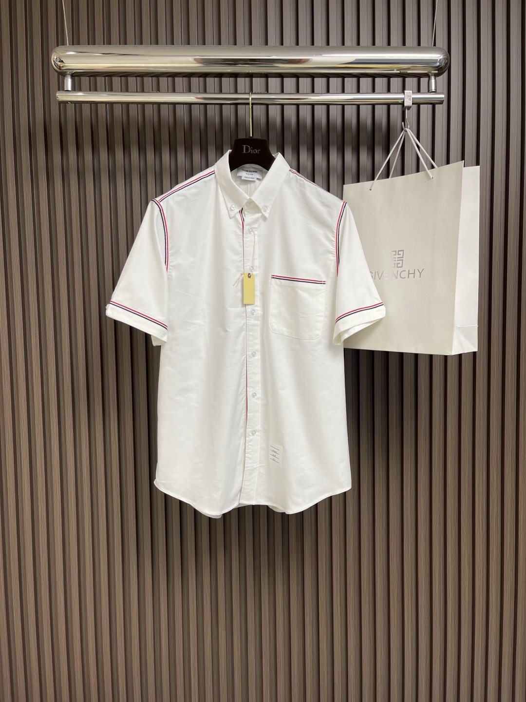 NO:162248,Thom Browne TB webbing wrap edging short-sleeved shirt, customized fine webbing edging Simple and not simple Pure cotton Oxford fabric sweat-absorbing and breathable arc hem. Size 1-2-3-4,,shirts,T-shirt,alexander wang19860909Thom Browne TB 织带环绕包边短袖衬衫,定制细织带包边 简约不简单 纯棉牛津纺面料 吸汗透气 圆弧下摆.尺码1-2-3-4,,shirts,T-shirt,alexander wang,Men's clothing