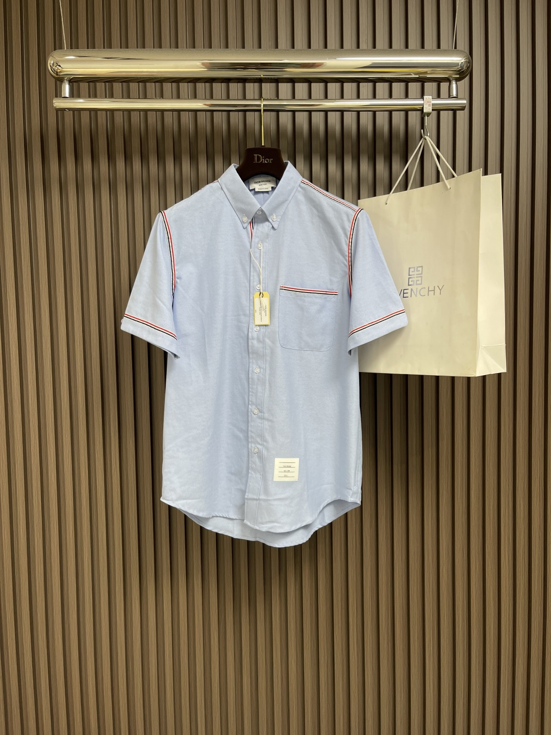 NO:161050,Thom Browne TB webbing wrap edging short-sleeved shirt, customized fine webbing edging Simple and not simple Pure cotton Oxford fabric sweat-absorbing and breathable arc hem. Size 1-2-3-4,,shirts,T-shirt,alexander wang19860909Thom Browne TB 织带环绕包边短袖衬衫,定制细织带包边 简约不简单 纯棉牛津纺面料 吸汗透气 圆弧下摆.尺码1-2-3-4,,shirts,T-shirt,alexander wang,Men's clothing